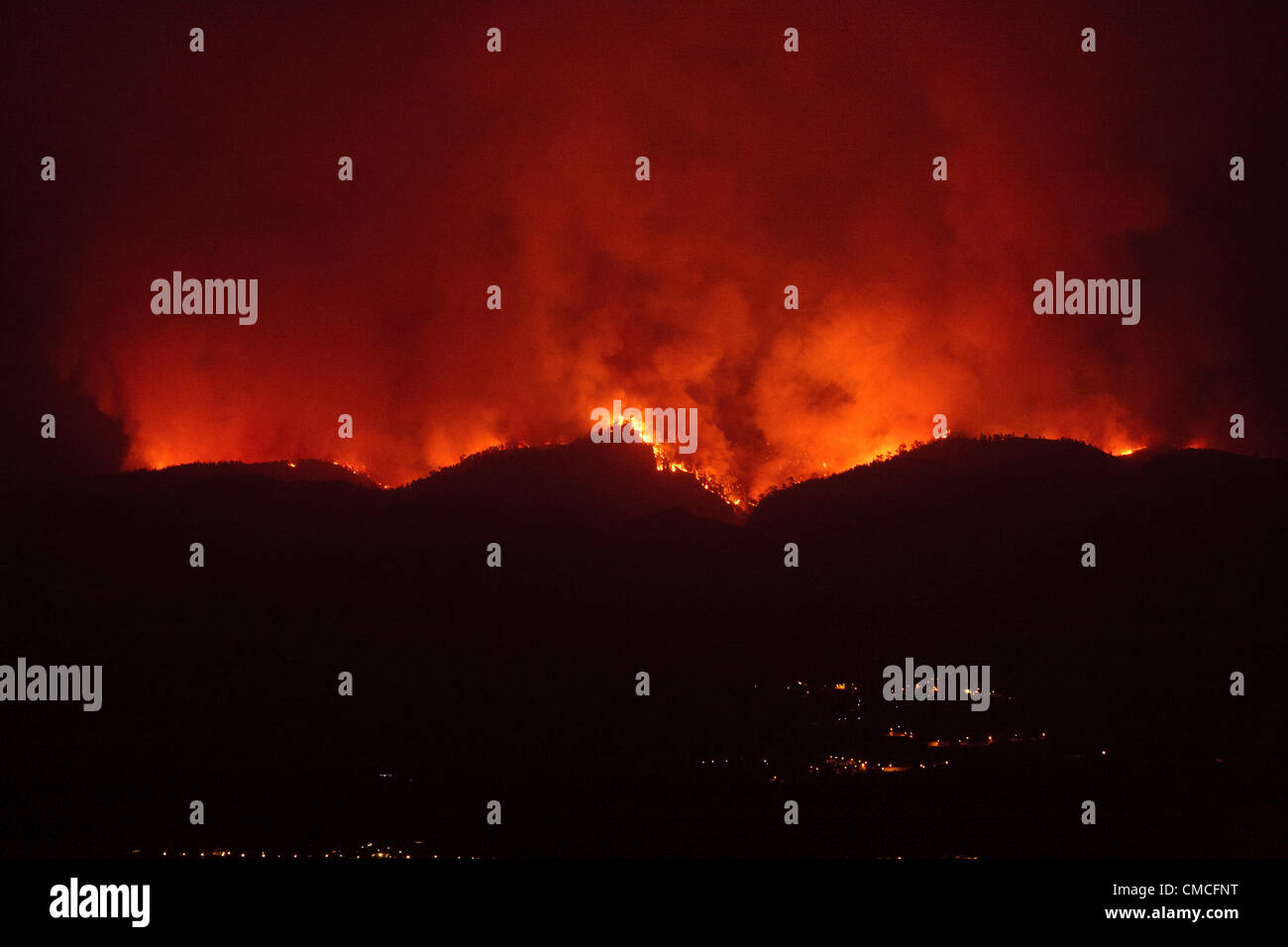 Tenerife, Islas Canarias. El 17 de julio de 2012. Los incendios forestales queman a través de la noche en la zona de Guia de Isora Tenerife. Algunos de los pueblos de montaña más altos han sido evacuadas como medida de precaución. Incendio visto desde Playa San Juan, 17 de julio de 2012. Foto de stock