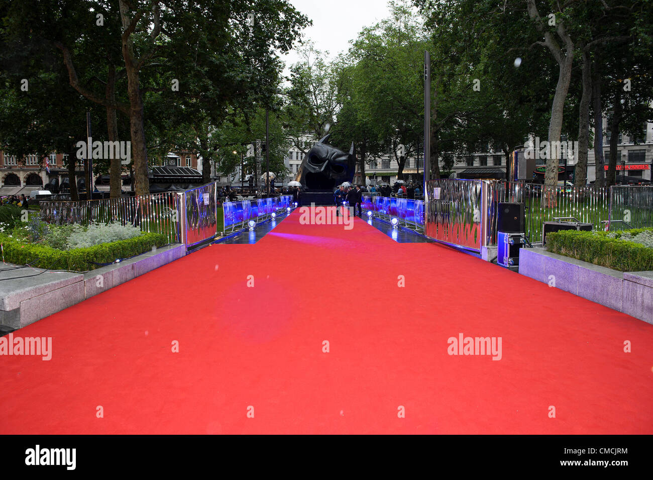 La alfombra roja y Batman "Cowel gigante' en el estreno europeo de The Dark Knight se levanta sobre el 18/07/2012 en Leicester Square, Londres. Foto de stock