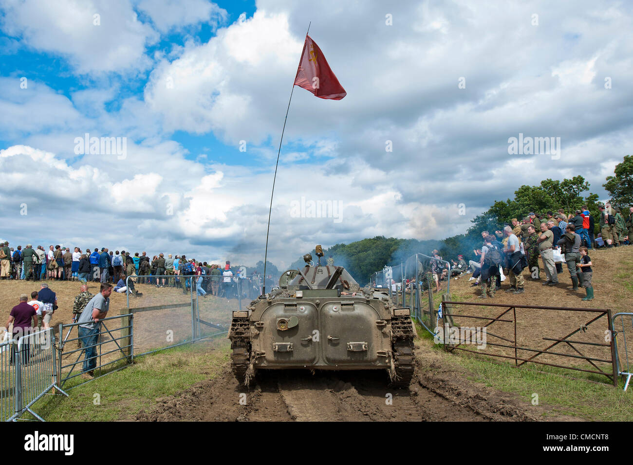 Entusiastas de los militares de todas las edades (algunos de ellos en uniforme) asistir a la guerra y la paz muestran en el Hop Farm, Paddock Wood, Kent. El 19 de julio de 2012. Foto de stock