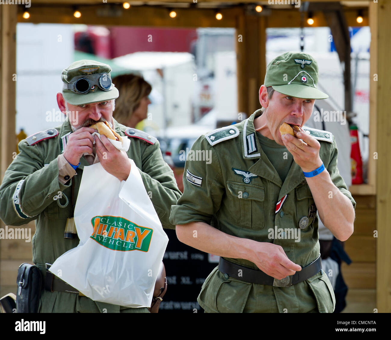Entusiastas de los militares de todas las edades (algunos de ellos en uniforme) asistir a la guerra y la paz muestran en el Hop Farm, Paddock Wood, Kent. El 19 de julio de 2012. Foto de stock