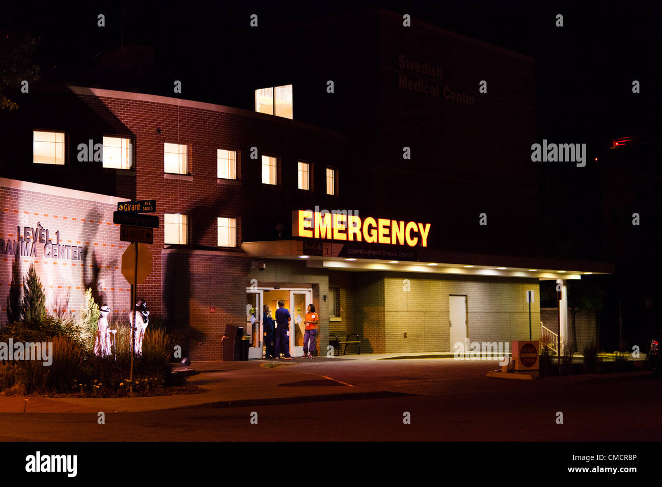 En Englewood, Colorado. El 20 de julio de 2012. Filmación de Batman. El  personal en el Centro Médico Sueco en Englewood, Colorado, protector de las  puertas de entrada a la sala de