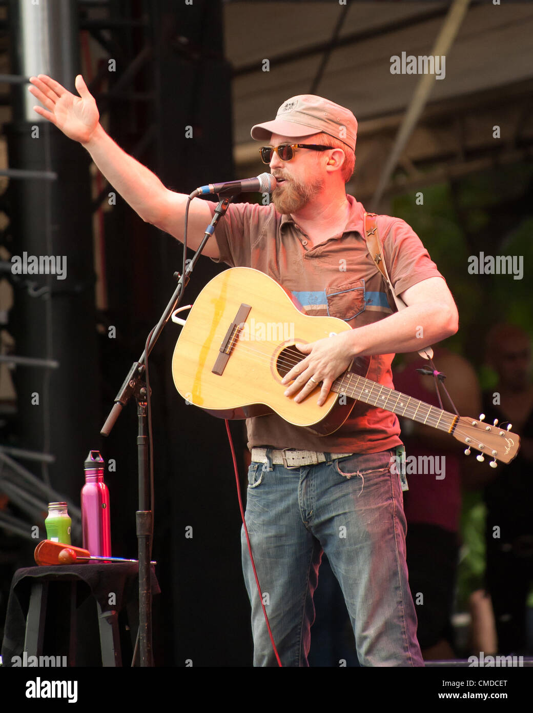 Rock Star / músico John McCrea del alt rock indie rock indy rock band torta  | Realización / tocando la guitarra y cantando en el exterior en verano  original Firefly Festival de