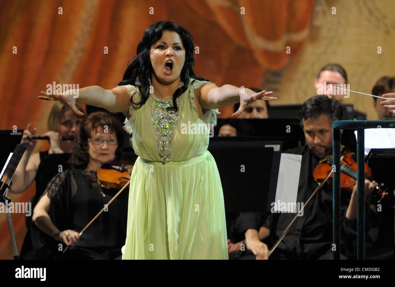 Julio 20, 2012 - San Petersburgo, Rusia - La ópera rusa superstar soprano Anna Netrebko realizar en San Petersburgo, Rusia. (Crédito de la Imagen: © PhotoXpress/ZUMAPRESS.com) Foto de stock