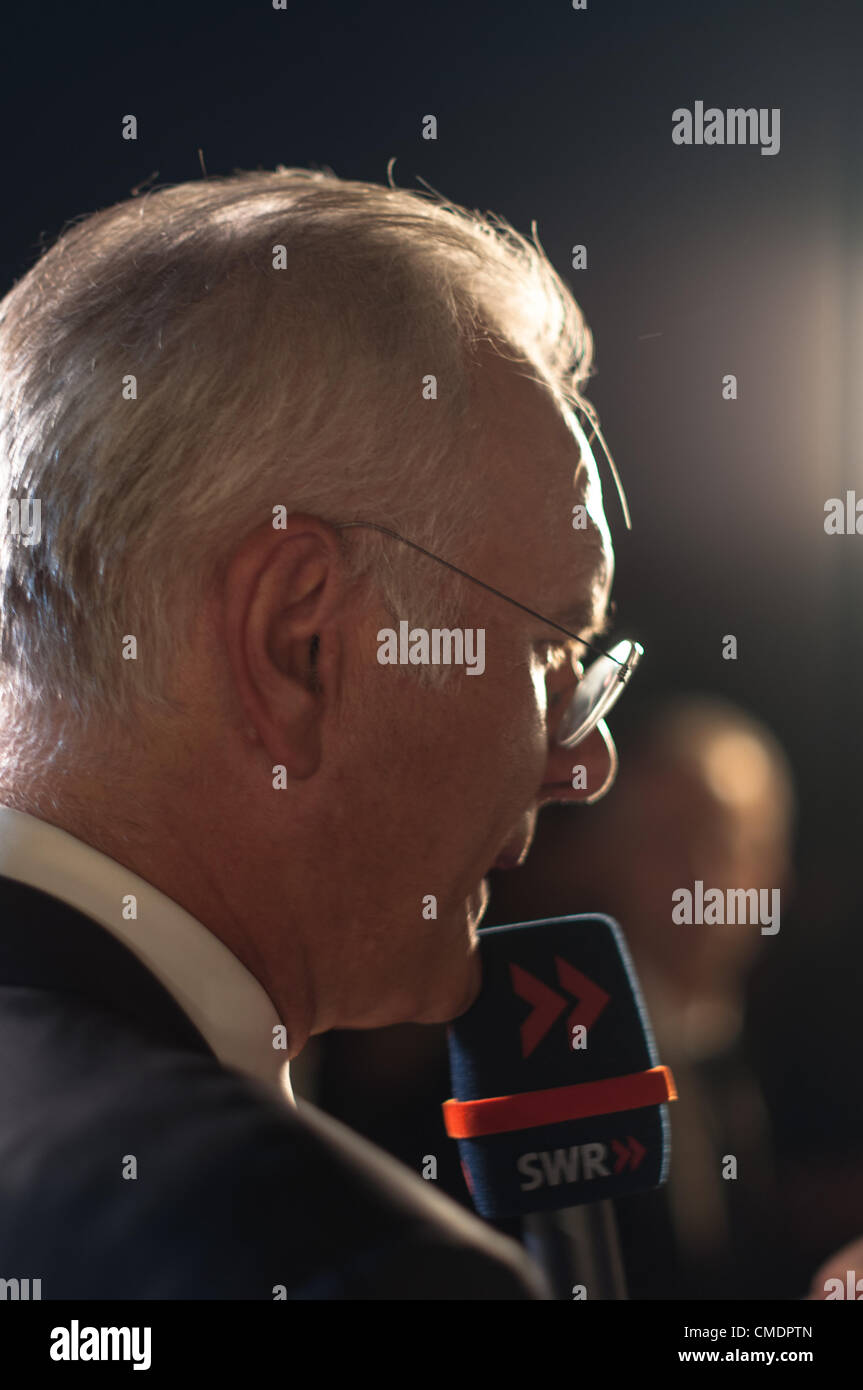 STUTTGART, Alemania - 25 de julio: Harald Schmidt, el más famoso alemán talkmaster, consiste en entrevistar a los huéspedes en el público del estreno de la ópera de Mozart "Don Giovanni" en frente del edificio de la Opera en Stuttgart, Alemania, el 25 de julio de 2012. Foto de stock