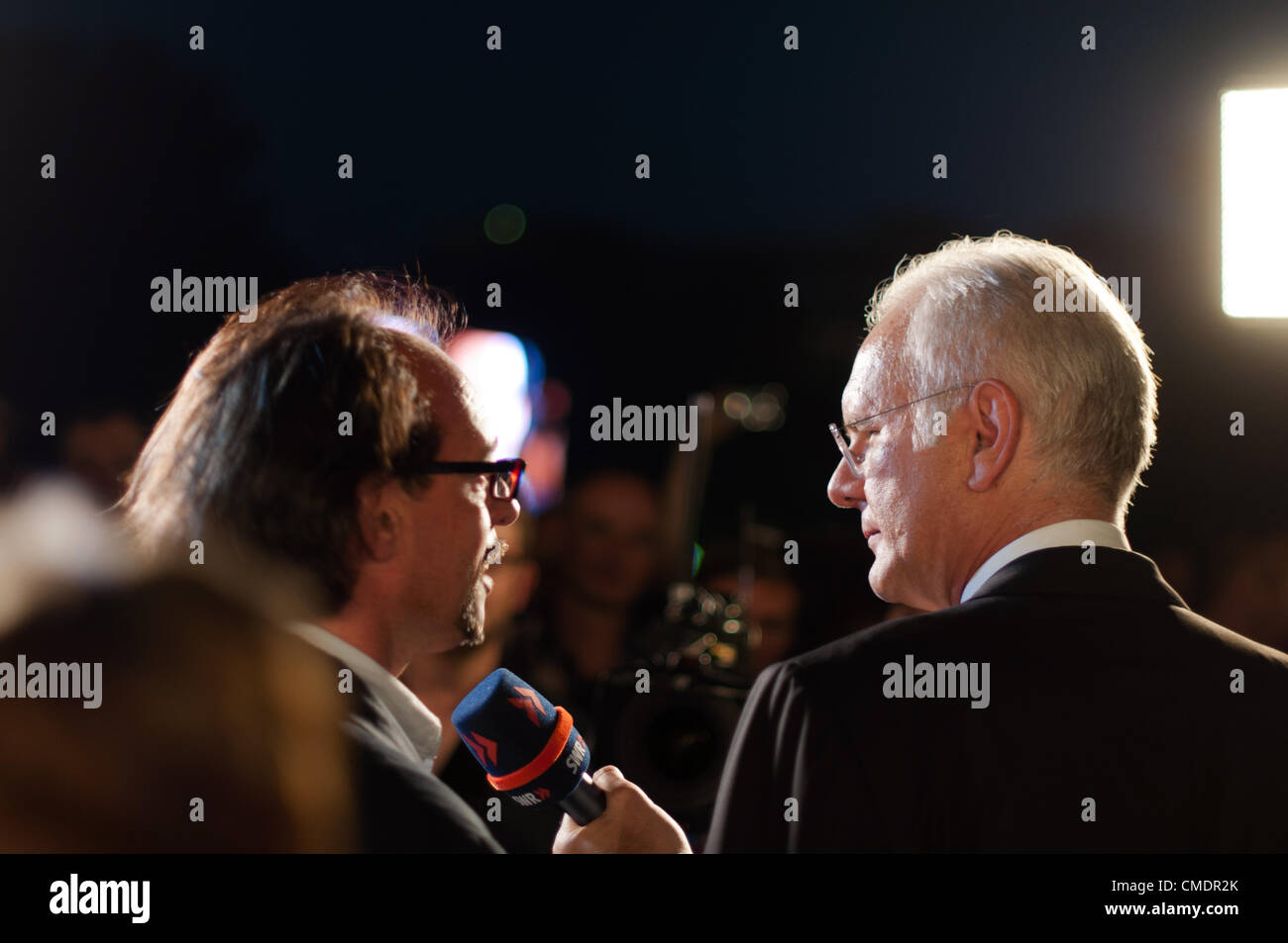 STUTTGART, Alemania - 25 de julio: Harald Schmidt, el más famoso alemán talkmaster, consiste en entrevistar a humorista Christoph Sonntag como invitado en el público del estreno de la ópera de Mozart "Don Giovanni" en frente del edificio de la Opera en Stuttgart, Alemania, el 25 de julio de 2012. Foto de stock