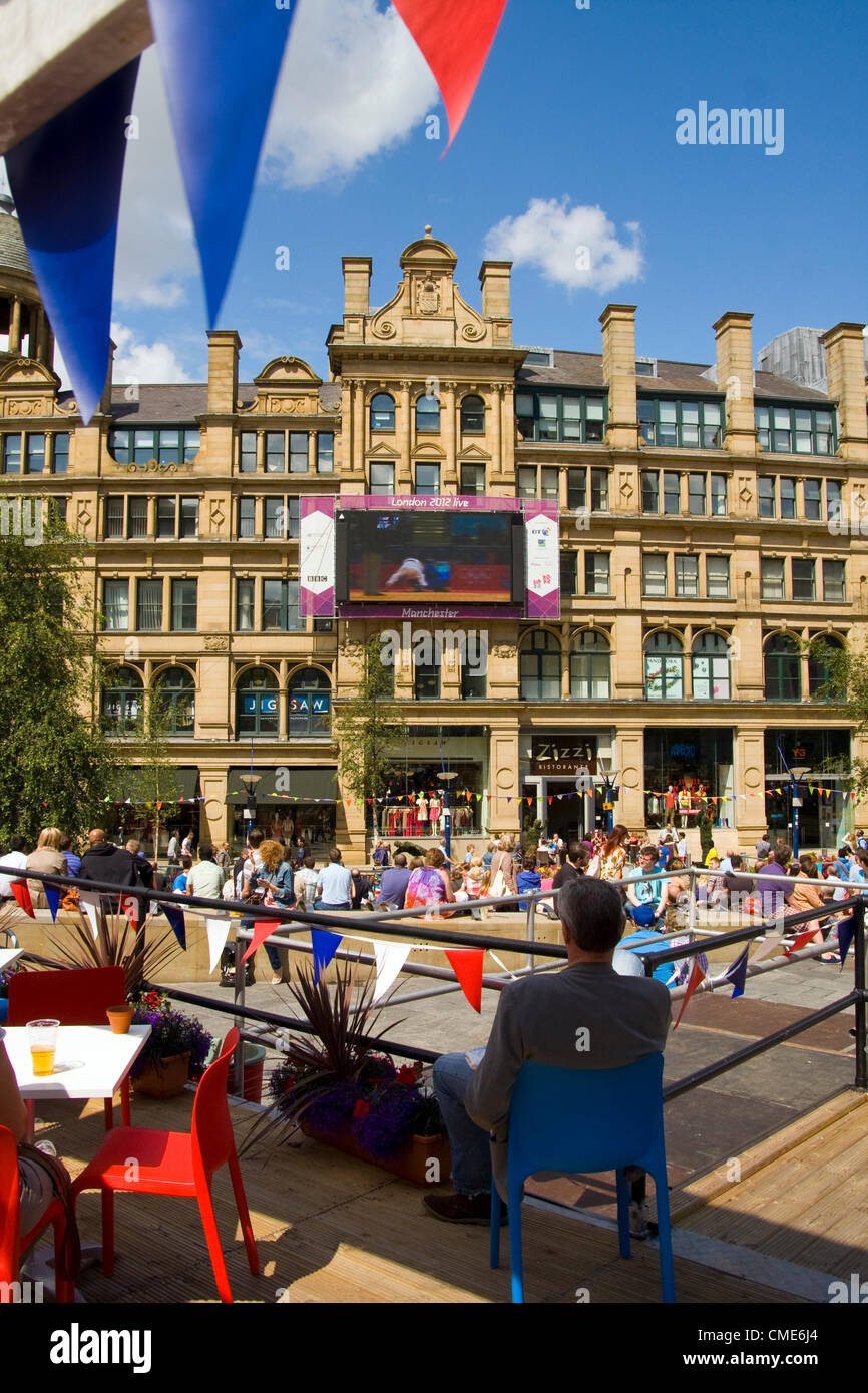 Los espectadores olímpico manchester viendo una pantalla exterior en el sitio en directo Foto de stock