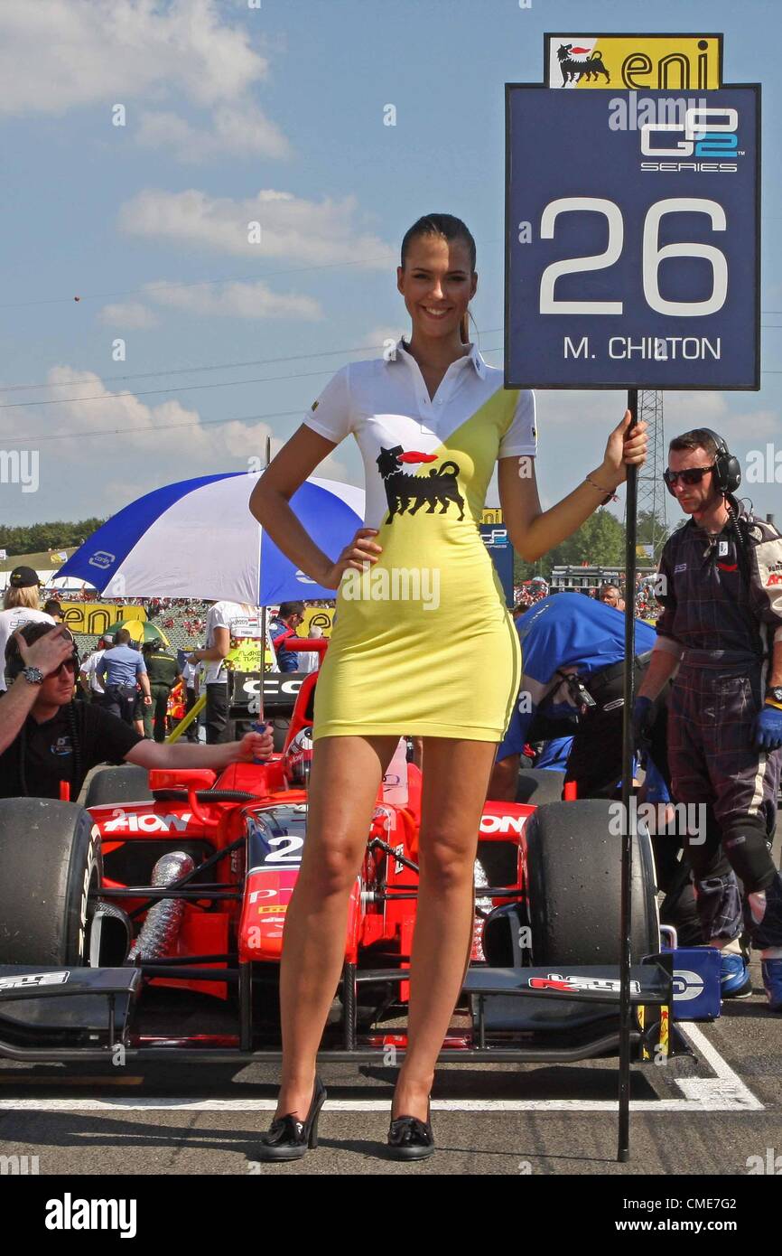 28.07.2012. Budapest, Hungría. FIA de carreras de GP2. Max Chilton en la línea de inicio con su "grid girl" Foto de stock