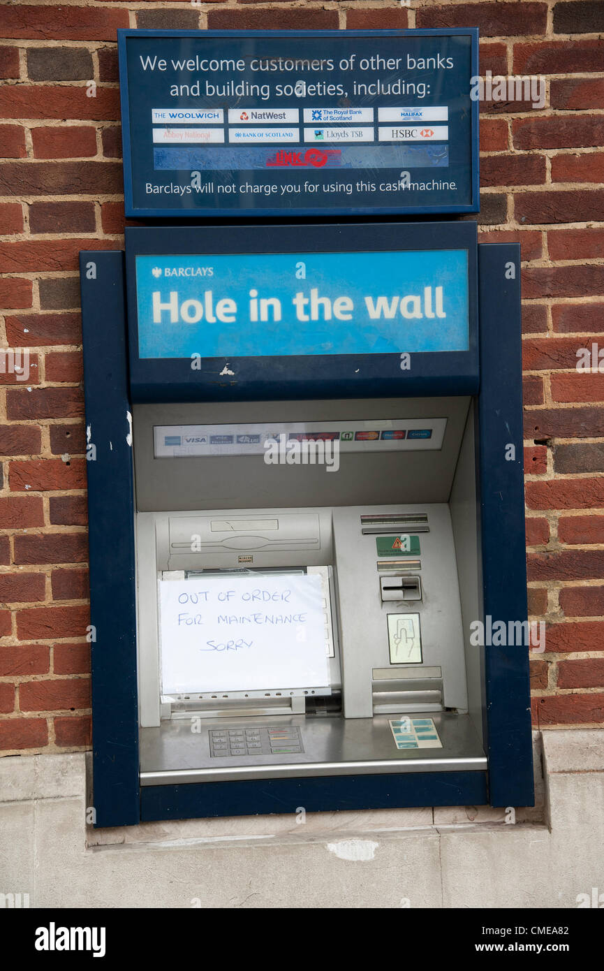 Barclays Bank en el centro de la ciudad de Winchester tenía todos los cajeros automáticos apagar cubriendo los cajeros automáticos con un signo lo siento fuera de orden. Winchester Hampshire UK Foto de stock