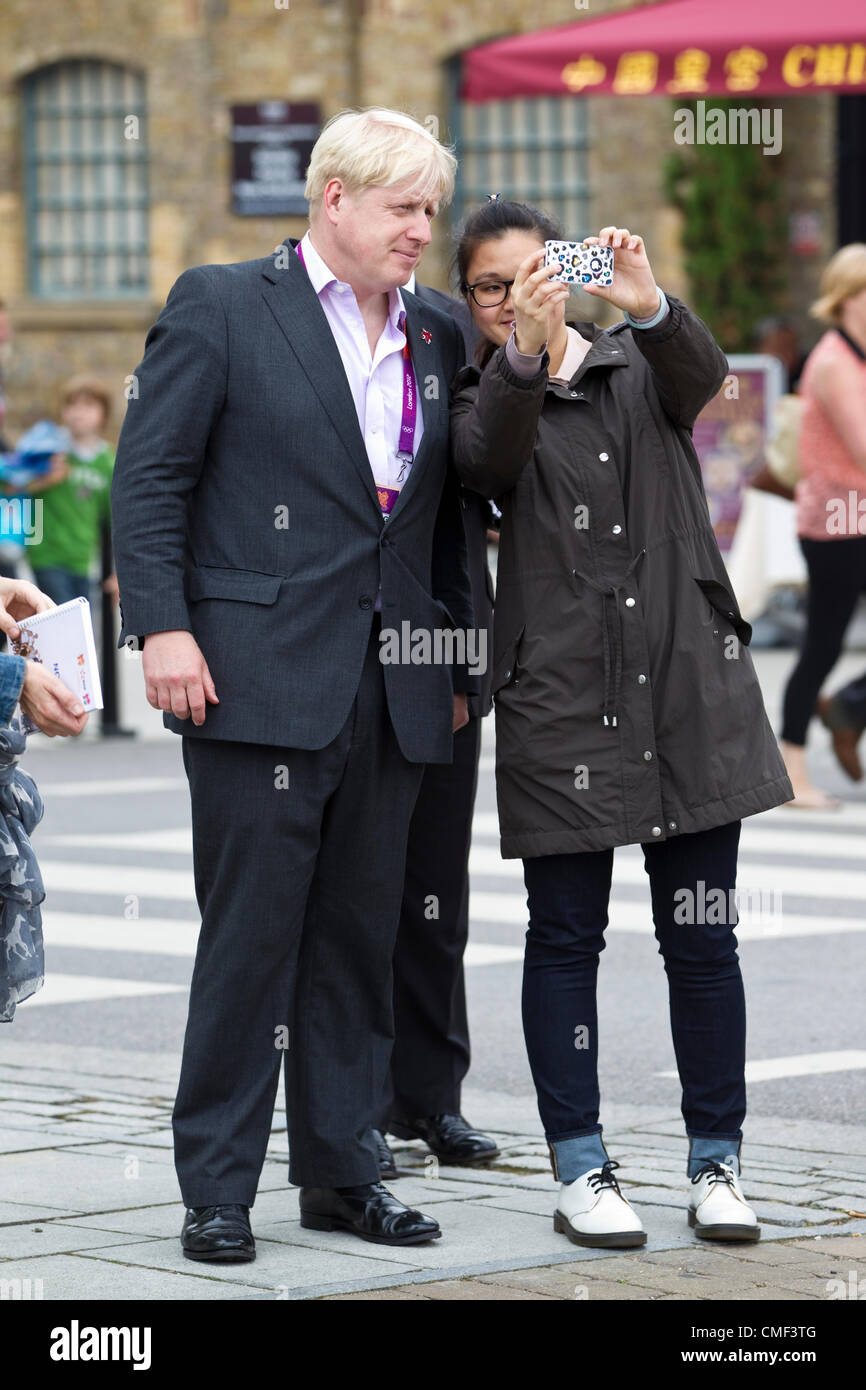 Excel, Londres, Reino Unido. Miércoles 1 de agosto de 2012. Boris Johnson, Alcalde de Londres con su fotografía tomada en los Juegos Olímpicos de Londres 2012 por los espectadores en lugar de ExCel, Londres. Foto de stock