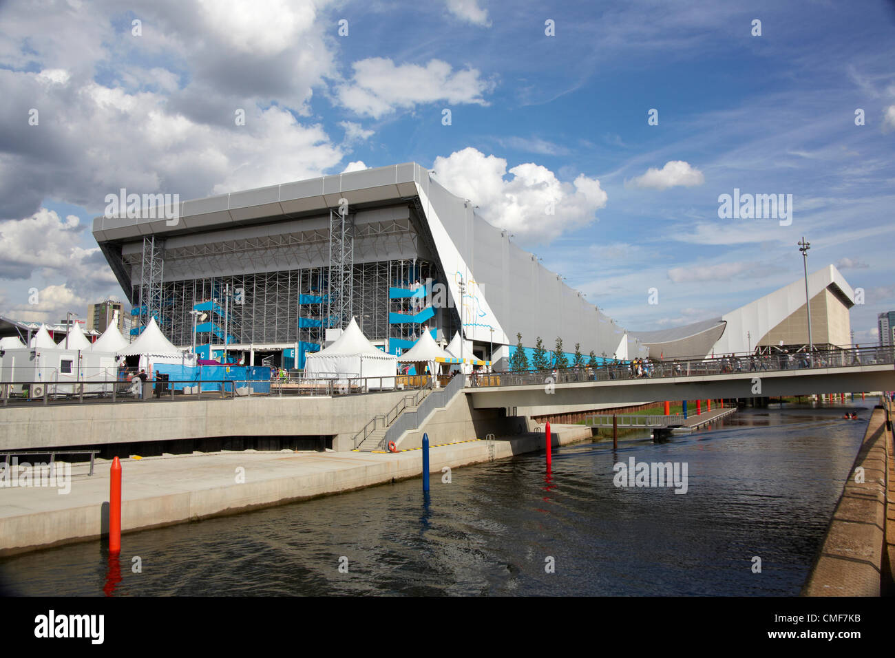 Waterpolo Arena en un día soleado en el Parque Olímpico, el sitio de los Juegos Olímpicos de Londres 2012, Stratford London E20, REINO UNIDO Foto de stock