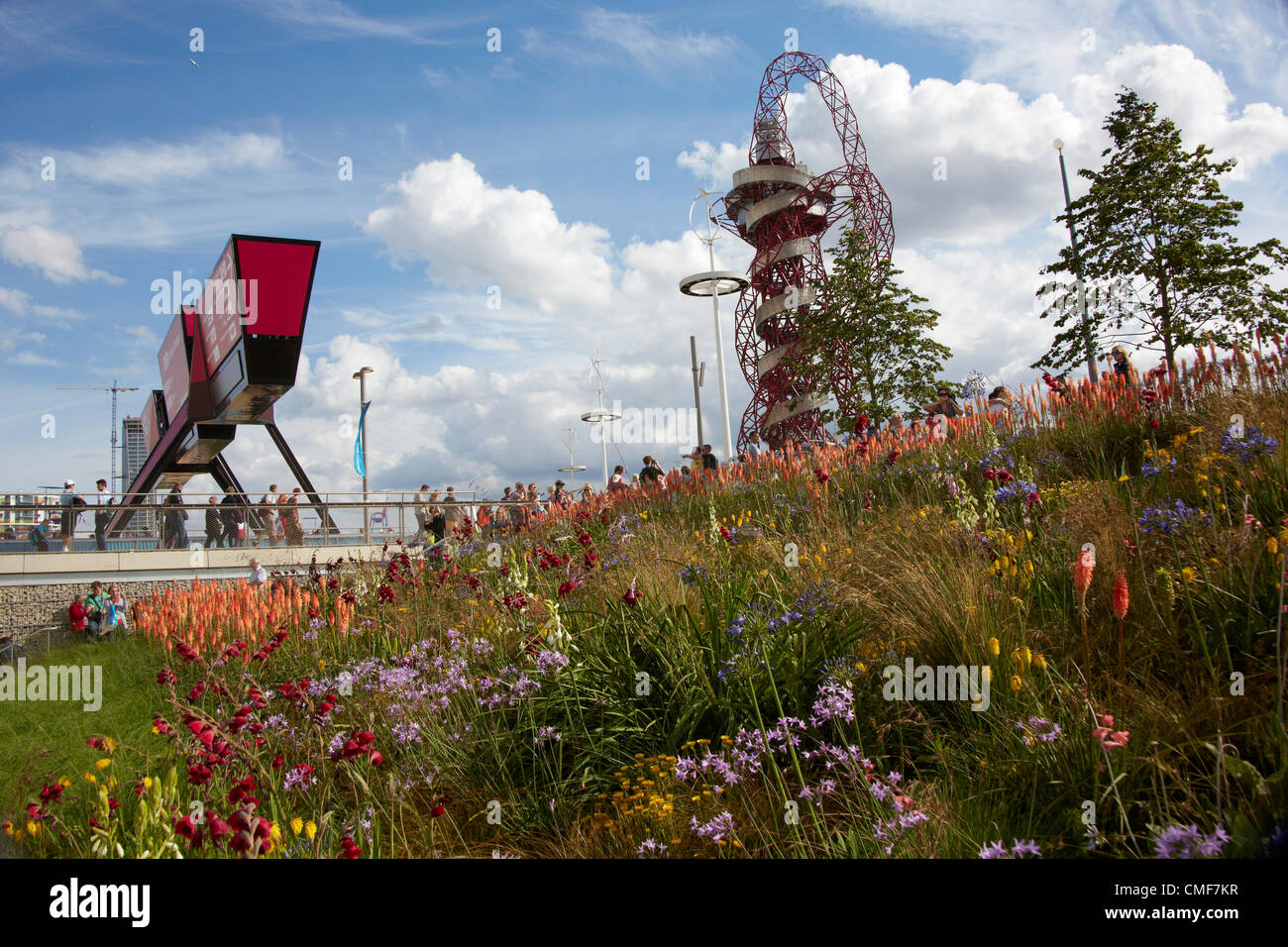 Puerta de Stratford, órbita y flores en el Parque Olímpico, el sitio de los Juegos Olímpicos de Londres 2012, Stratford London E20, REINO UNIDO Foto de stock