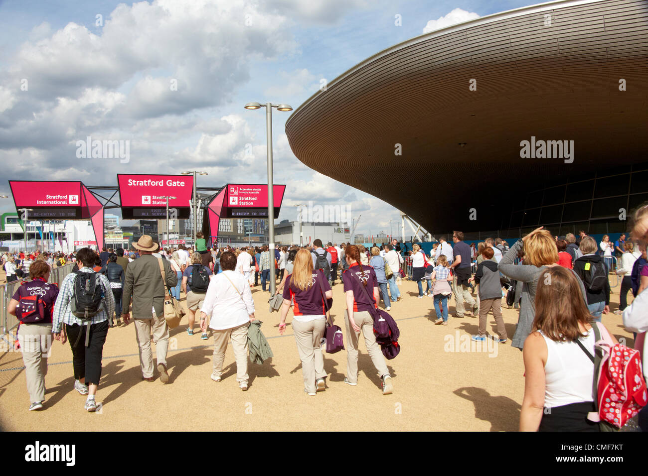 Las personas dejando en Stratford, entrada al Parque Olímpico, los Juegos Olímpicos Londres 2012 Sitio, Stratford, LONDRES, REINO UNIDO E20 Foto de stock