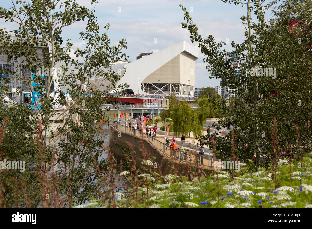 Vista al sur a lo largo del río Lea con Aquatics Centre en un día soleado en el Parque Olímpico, el sitio de los Juegos Olímpicos de Londres 2012, Stratford London E20, REINO UNIDO Foto de stock