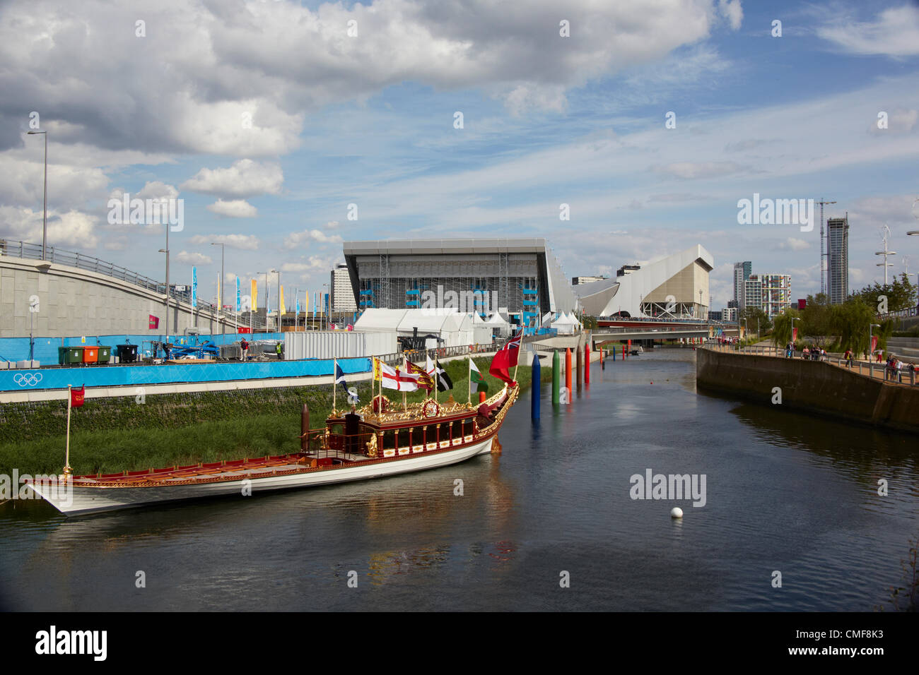 Royal barcaza en río Lea en el Parque Olímpico, el sitio de los Juegos Olímpicos de Londres 2012, Stratford London E20, REINO UNIDO Foto de stock