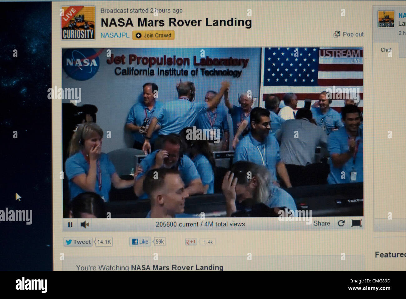 6 de agosto de 2012. Ee.Uu.. Live Stream de aterrizaje Mars Rover de la NASA. Vista de la pantalla de un equipo de ingenieros de la NASA celebrando dentro de la sala de control del Laboratorio de Propulsión a Chorro en el Instituto de Tecnología de California en Pasadena California segundos después de que el Rover curiosidad tocó de forma segura sobre la superficie de Marte Foto de stock