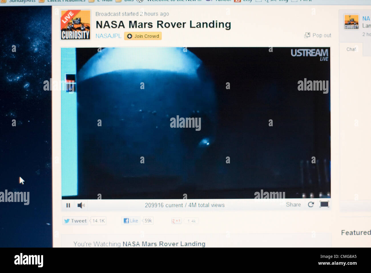 6 de agosto de 2012. Ee.Uu.. Live Stream de aterrizaje Mars Rover de la NASA. Una pantalla de ordenador vista de las primeras imágenes enviadas a la sala de control del Laboratorio de Propulsión a Chorro en el Instituto de Tecnología de California en Pasadena, California, minutos después de que el Rover curiosidad tocó de forma segura sobre la superficie de Marte Foto de stock