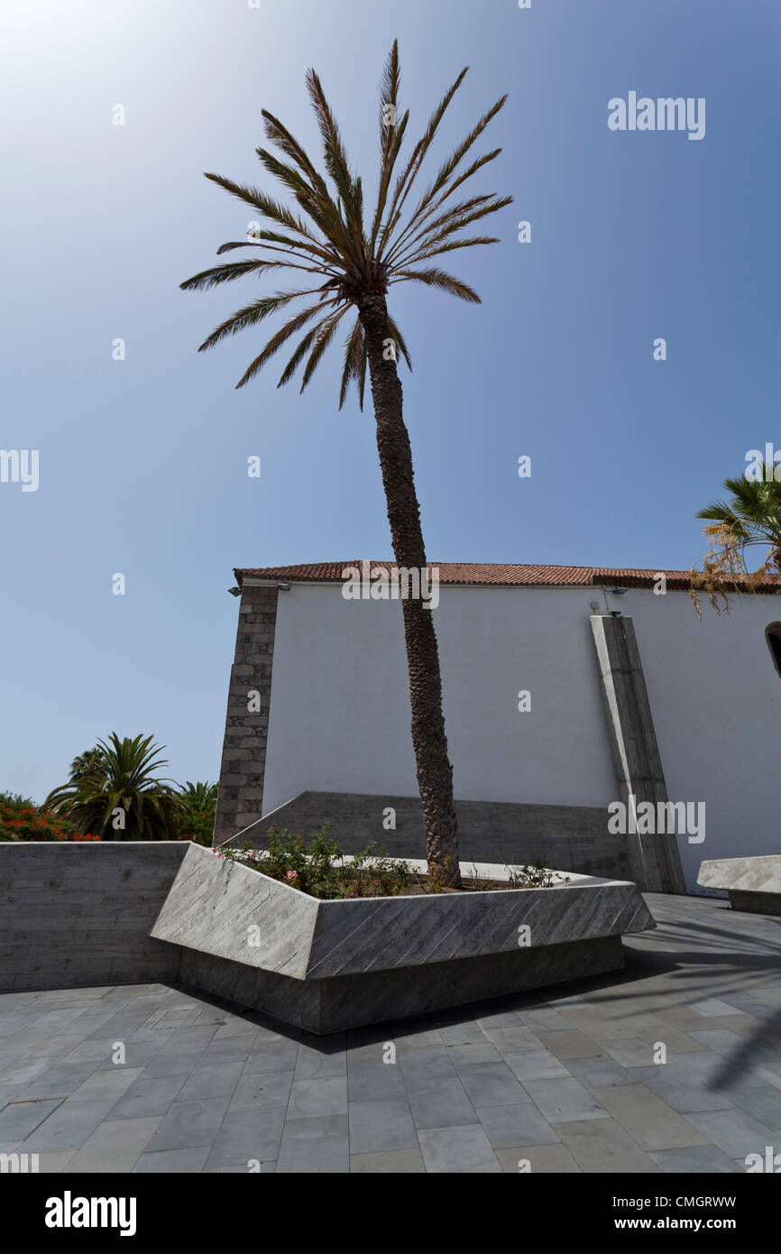 La Plaza de España en Adeje, Tenerife, diseñado por el arquitecto canario Fernando Menis. Ha sido nominado como finalista en el Festival Mundial de Arquitectura en la categoría de "nuevos y viejos", que se celebrará en Singapur desde el 3º hasta el 5º de octubre de 2012. Adeje, Tenerife, Islas Canarias, España. Foto de stock