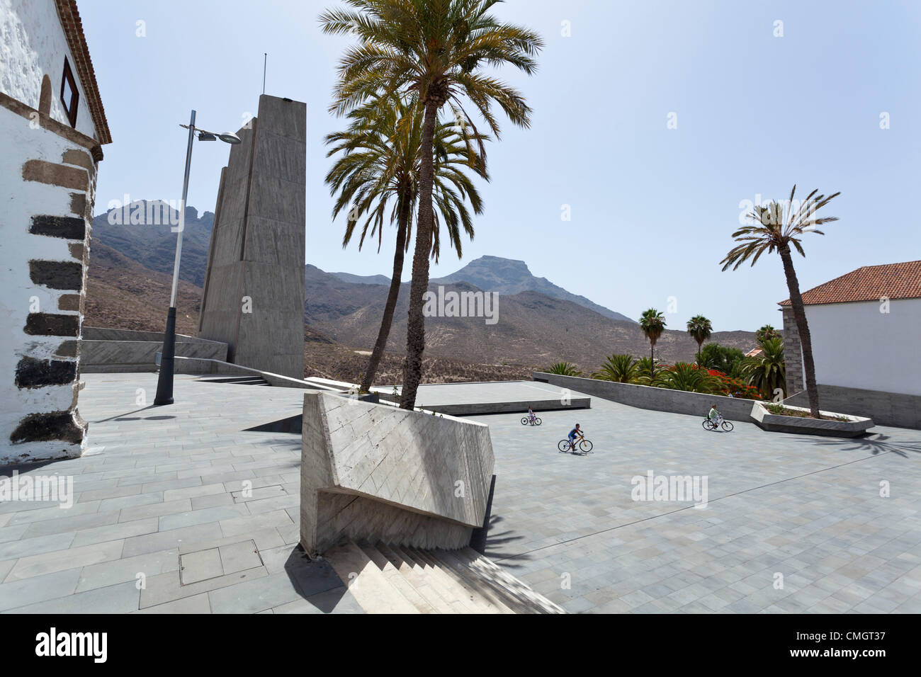 La Plaza de España en Adeje, Tenerife, diseñado por el arquitecto canario Fernando Menis. Ha sido nominado como finalista en el Festival Mundial de Arquitectura en la categoría de "nuevos y viejos", que se celebrará en Singapur desde el 3º hasta el 5º de octubre de 2012. Adeje, Tenerife, Islas Canarias, España. Foto de stock