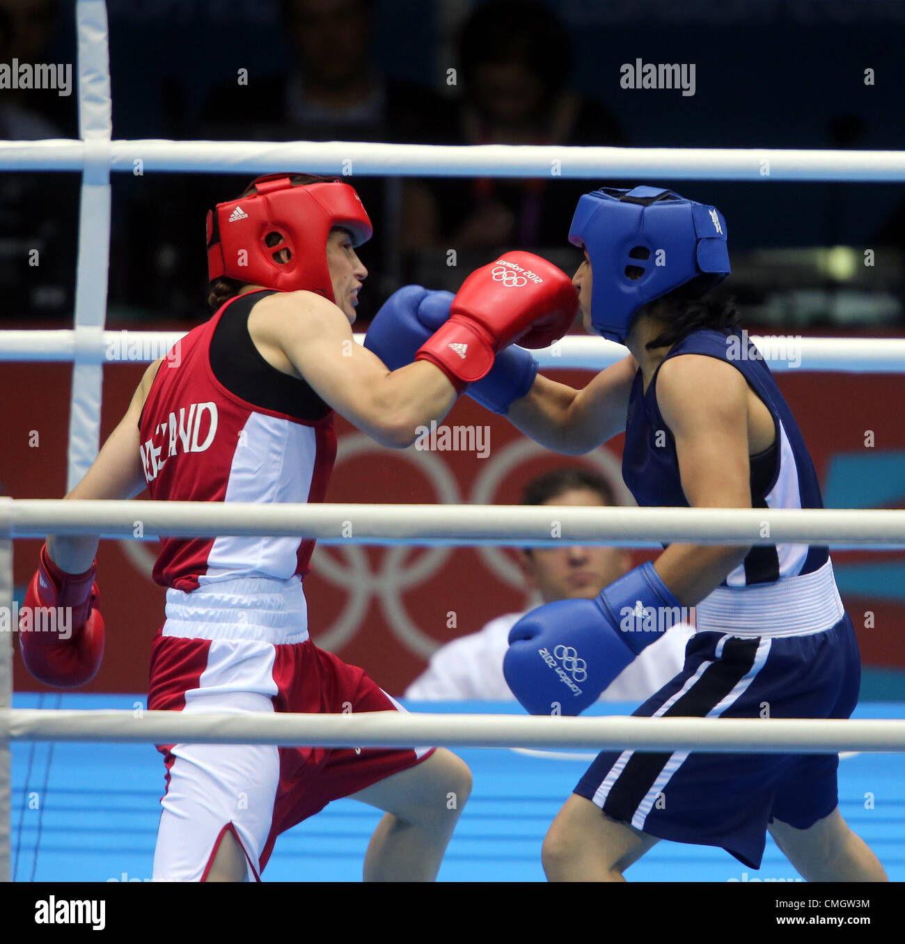 KATIE TAYLOR V MAVZUNA CHORIEV IRLANDA V TIJIKISTAN STRATFORD Londres Inglaterra 08 de agosto de 2012 Foto de stock