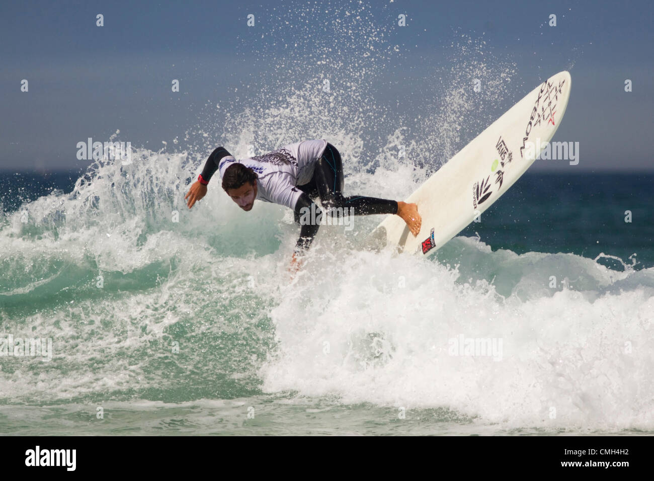 Longboard surfista compitiendo en Relentless Boardmasters 2012 Foto de stock