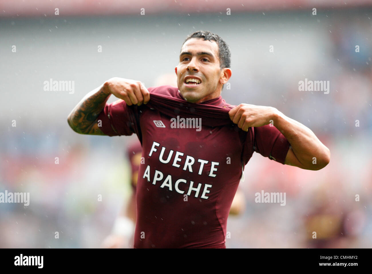 CARLOS TÉVEZ CELEBRA CHELSEA V MANCHESTER CITY VILLA PARK Birmingham, Inglaterra, 12 de agosto de 2012 Foto de stock