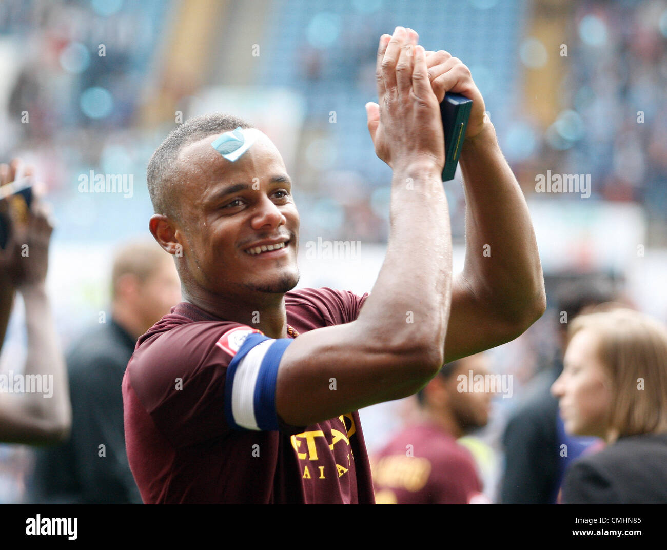 VINCENT KOMPANY CELEBRA CHELSEA V MANCHESTER CITY VILLA PARK Birmingham, Inglaterra, 12 de agosto de 2012 Foto de stock