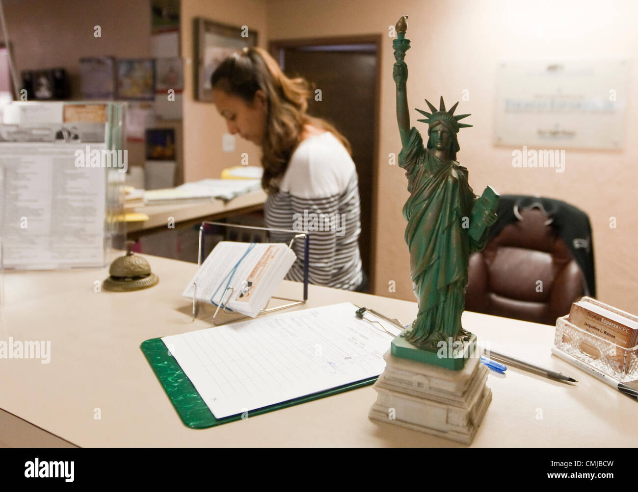 Réplica en miniatura de la Estatua de la Libertad se encuentra en el mostrador de recepción en la oficina del abogado de inmigración en Austin, Texas Foto de stock