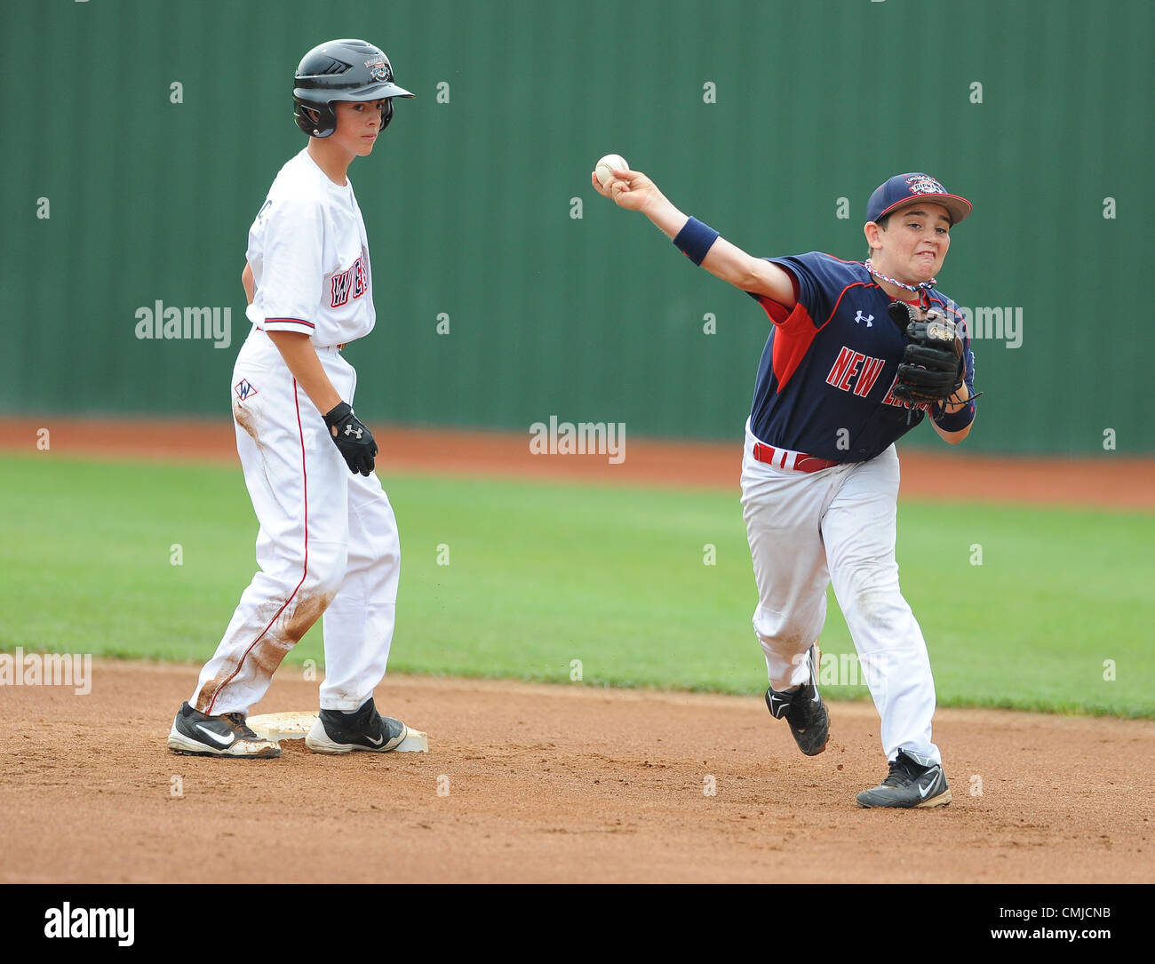 Agosto 15, 2012 - Aberdeen, Maryland, EE.UU. - Newtown(CT)'s Lucas O'Brien intenta convertir un juego doble durante el Babe Ruth Cal Ripken World Series en Aberdeen, Maryland, el 15 de agosto de 2012. Newtown (TC) derrotó en Longview(WA) 6-5 para pasar a 3-1 en el torneo, pero no avanzar a los playoffs en desempates. (Crédito de la Imagen: © Scott Serio/Eclipse/ZUMAPRESS.com) Foto de stock