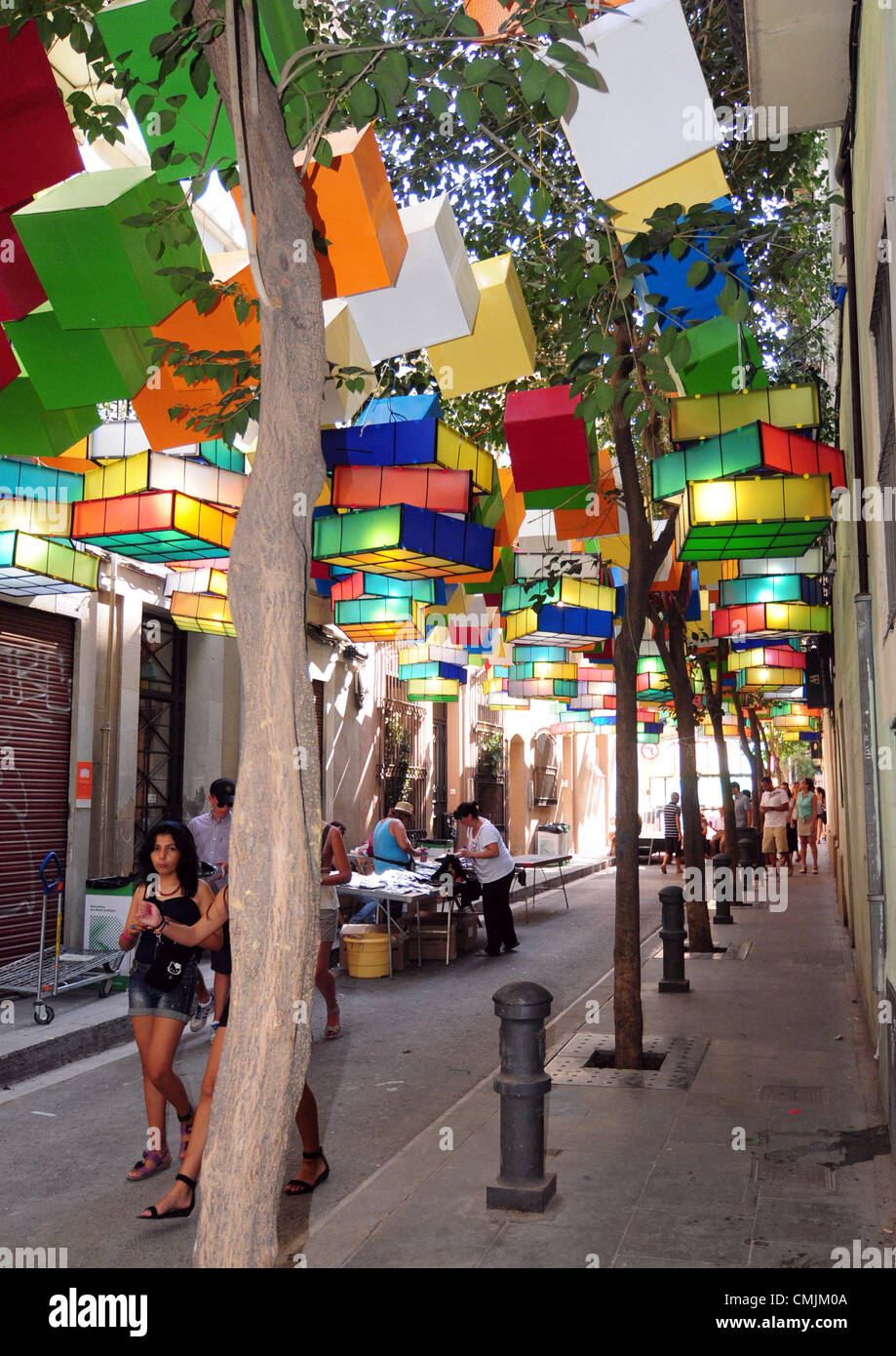 Festa Major de Gràcia (Barcelona, España, del 16 de agosto de 2012) en el  barrio de Gràcia celebra sus fiestas de verano por decorar sus calles con  diferentes temas y utilizando principalmente