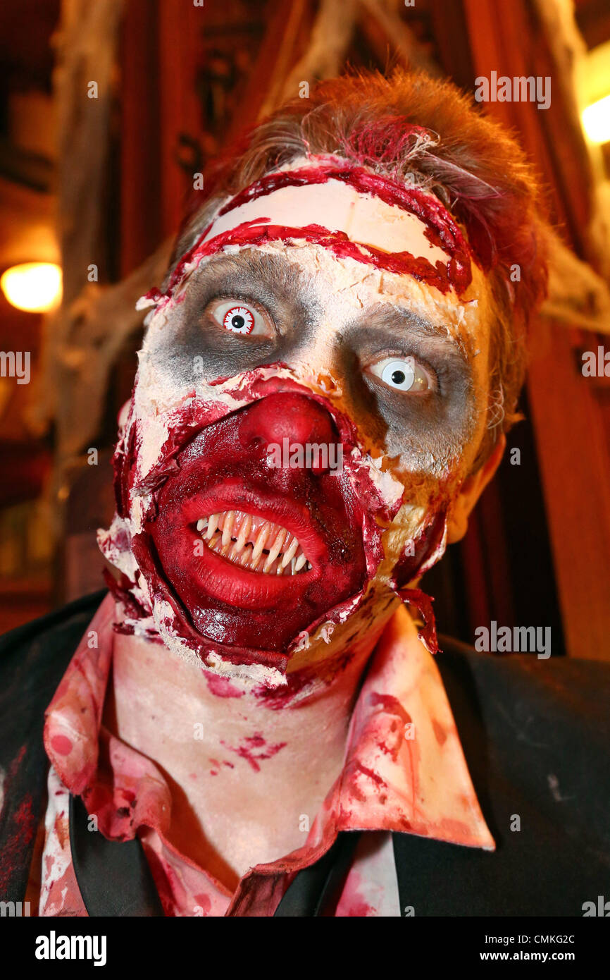 Londres, Reino Unido. 2 de noviembre de 2013. Los participantes disfrazados como Zombies para el London Zombie Walk 2013, Londres, Inglaterra la celebración de Halloween y todas las cosas Zombie Crédito: Paul Brown/Alamy Live News Foto de stock