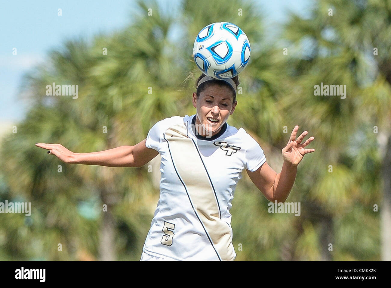 - Orlando, FL, EEUU: mediocampista Central Florida Jennifer Martin (5) cuartos de final de la mujer durante la sesión inaugural de la Conferencia atlética juego de fútbol americano de la acción entre la SMU Mustangs y la UCF Knights. 3 nov, 2013. UCF SMU derrotó por 3-0 en la pista y UCF Soccer Complex en Orlando, FL. © csm/Alamy Live News Foto de stock