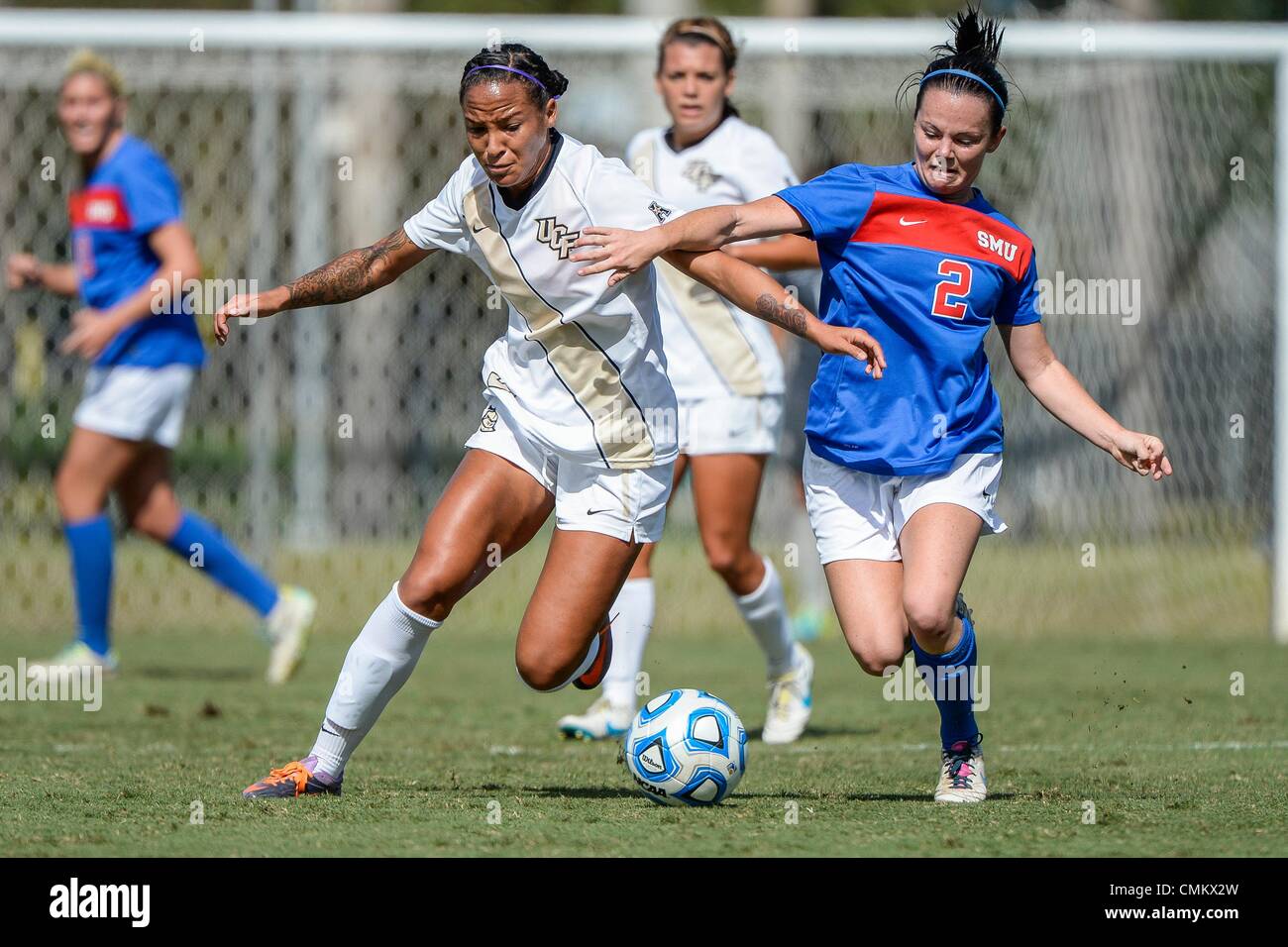 - Orlando, FL, USA: Florida Central adelante Tatiana Coleman (3) y SMU centrocampista Rikki Clarke (2), lucha por el balón durante la mujer cuartos de final de la sesión inaugural de la Conferencia atlética juego de fútbol americano de la acción entre la SMU Mustangs y la UCF Knights. 3 nov, 2013. UCF SMU derrotó por 3-0 en la pista y UCF Soccer Complex en Orlando, FL. © csm/Alamy Live News Foto de stock