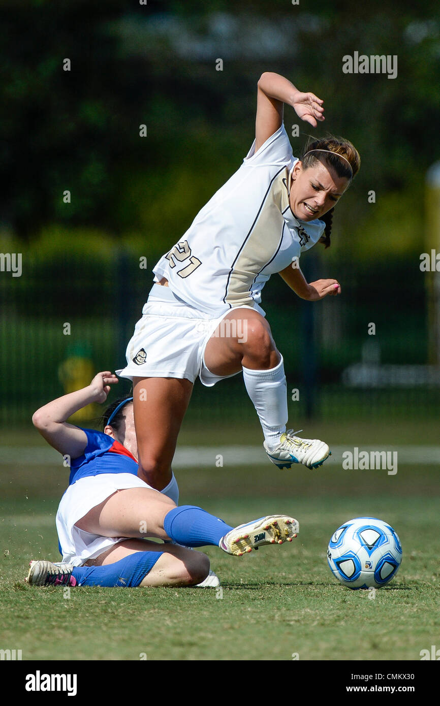 - Orlando, FL, EEUU: mediocampista Central Florida/adelante Alex Piercy (21) durante la mujer en los cuartos de final de la sesión inaugural de la Conferencia atlética juego de fútbol americano de la acción entre la SMU Mustangs y la UCF Knights. 3 nov, 2013. UCF SMU derrotó por 3-0 en la pista y UCF Soccer Complex en Orlando, FL. © csm/Alamy Live News Foto de stock