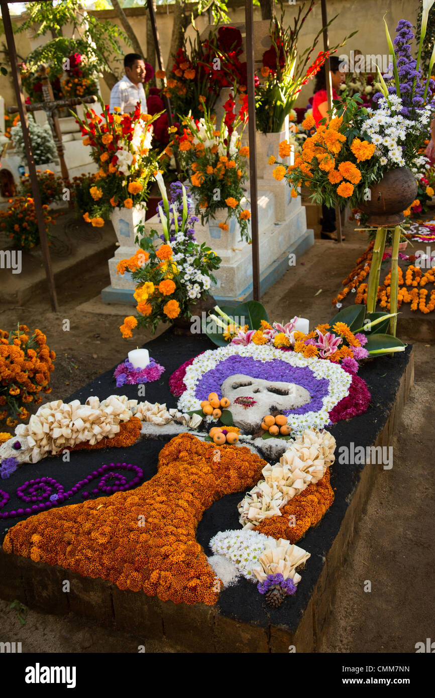 Una tumba decorada con pétalos de flores en el cementerio de San