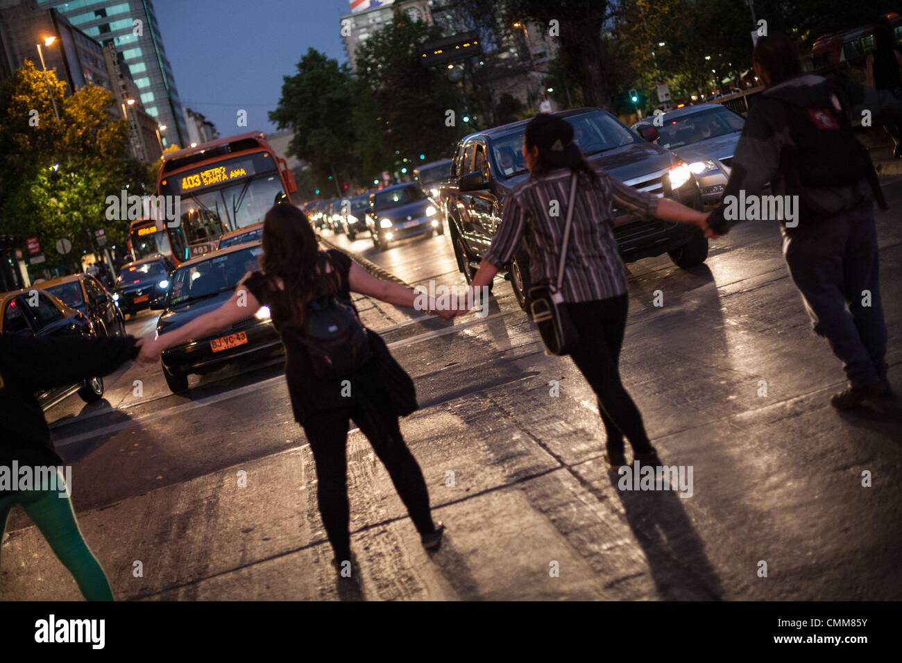 Santiago de Chile, Chile. 4 nov, 2013. Un grupo de manifestantes bloquean la calle principal de Santiago Alameda y es detenido por la policía antidisturbios sólo unos momentos después. En Santiago de Chile, 30 activistas tomar parte en una manifestación contra la represión estatal en el territorio de la tribu indígena Mapuche en el sur de Chile. Un reciente enfrentamiento dejó tres niños de 11, 16 y 19 heridos con impactos de balas disparadas por las Fuerzas Especiales chilenas en la comunidad Mapuche Los Checknco.Foto: David von Blohn/NurPhoto Crédito: David Von Blohn/NurPhoto/ZUMAPRESS.com/Alamy Live News Foto de stock