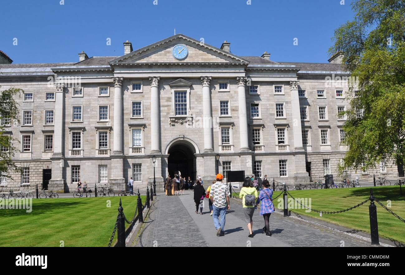 Los estudiantes que pasan bajo el arco de Trinity College en Dublin ...