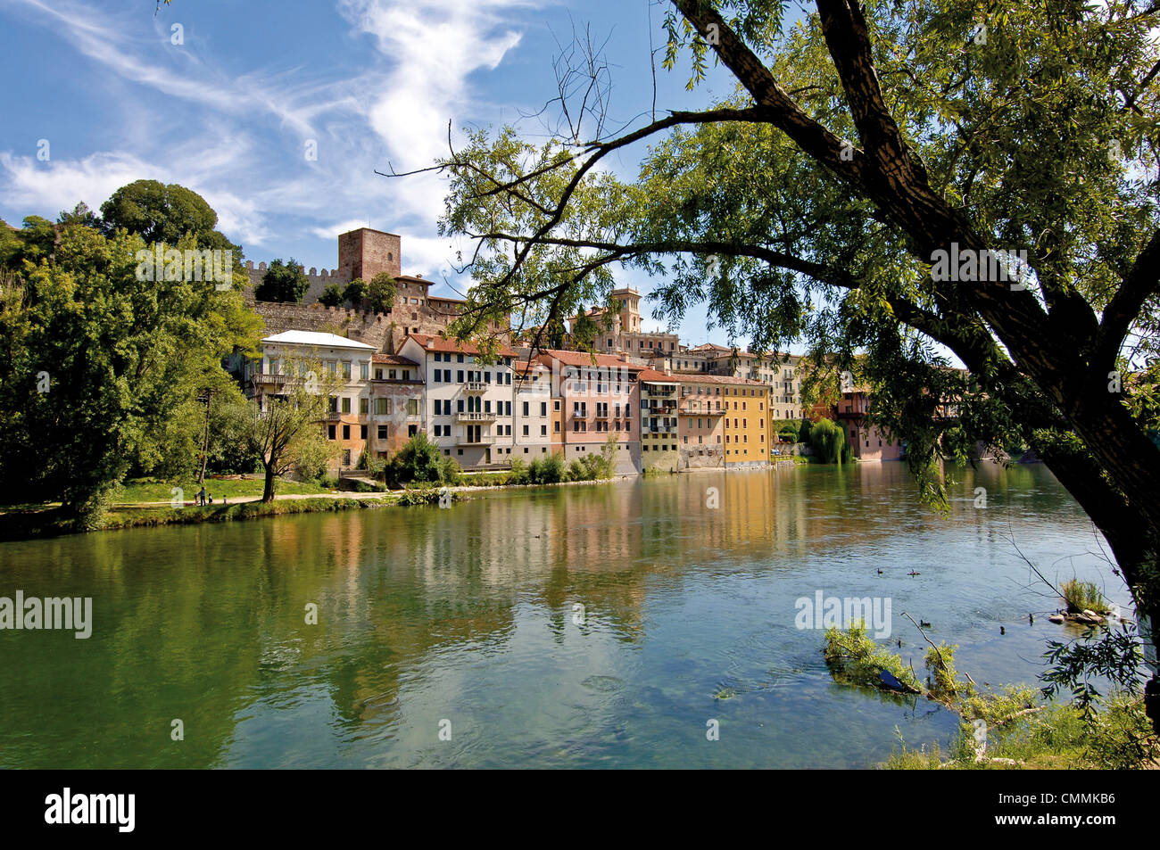 Italia Veneto ciudad de Bassano del Grappa, Panorama desde el puente viejo (Ponte Vecchio ) Foto de stock