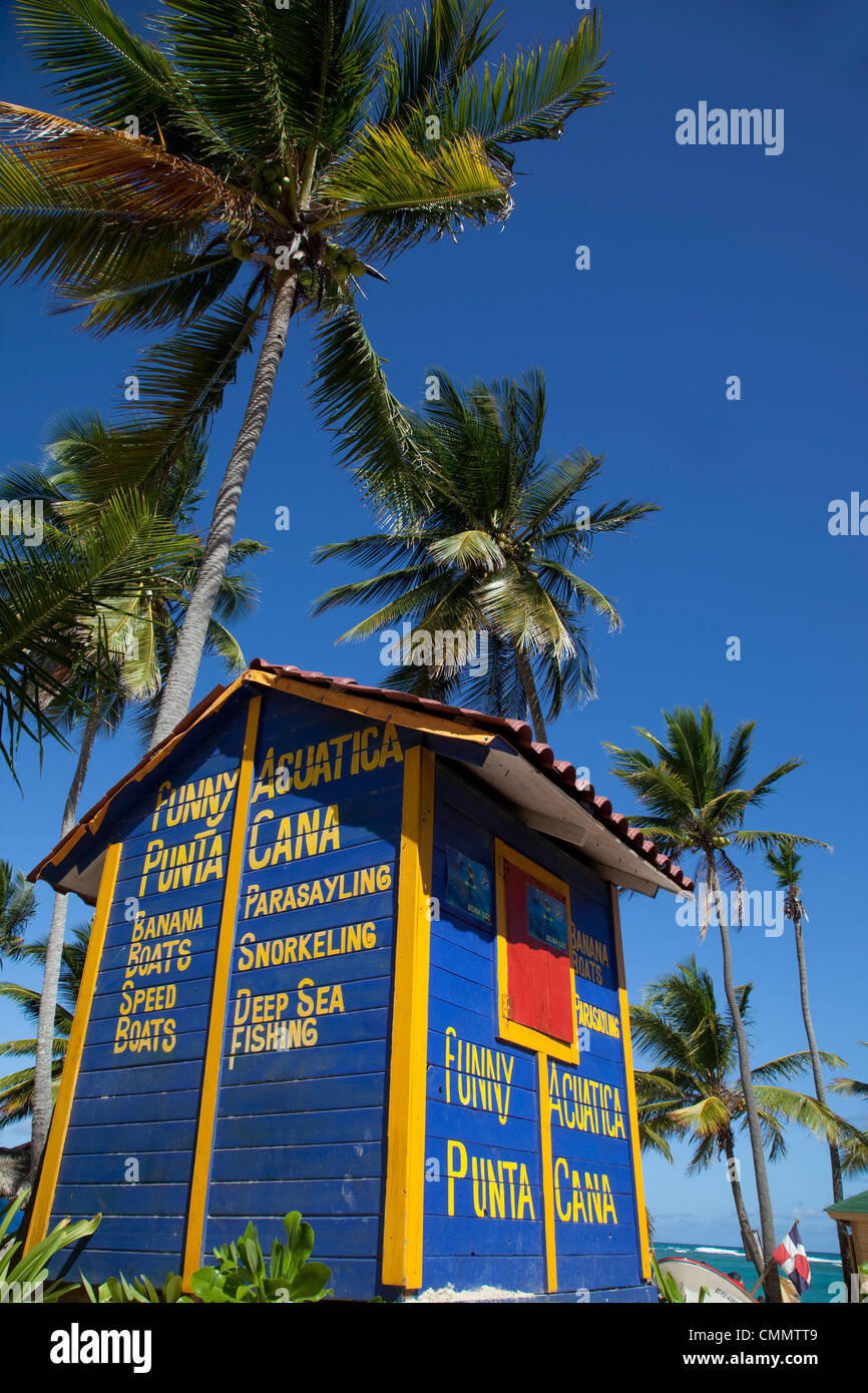 Cabaña de deportes acuáticos, playa Bávaro, Punta Cana, República Dominicana, Antillas, Caribe, América Central Foto de stock