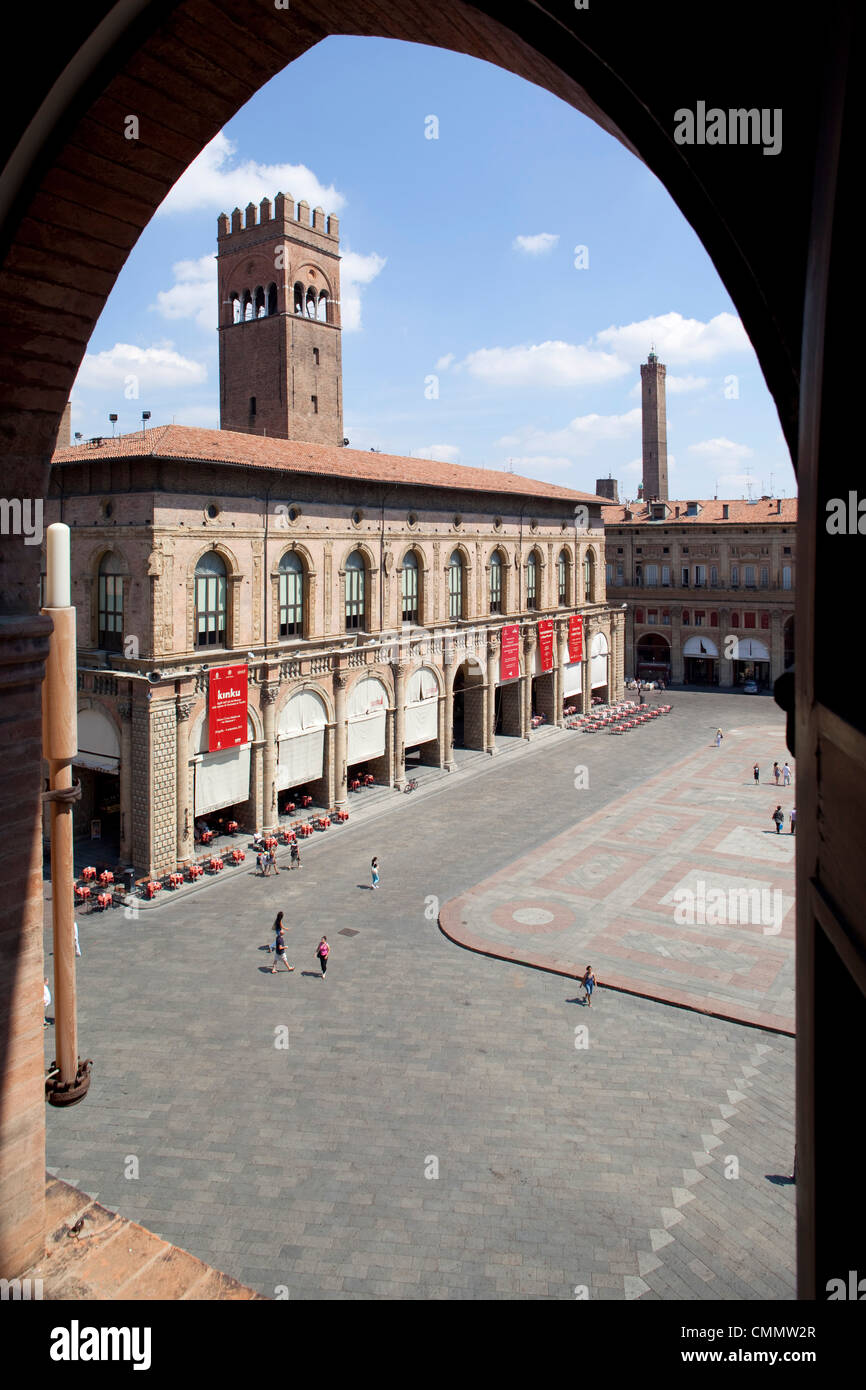 Piazza Maggiore y Podesta Palace a través de la arcada, Bolonia, Emilia Romagna, Italia, Europa Foto de stock