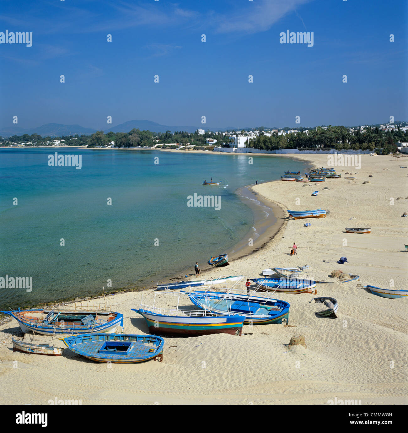 Vista a lo largo de la playa desde las murallas de la Medina, Hammamet, Cap Bon, Túnez, África del Norte, África Foto de stock