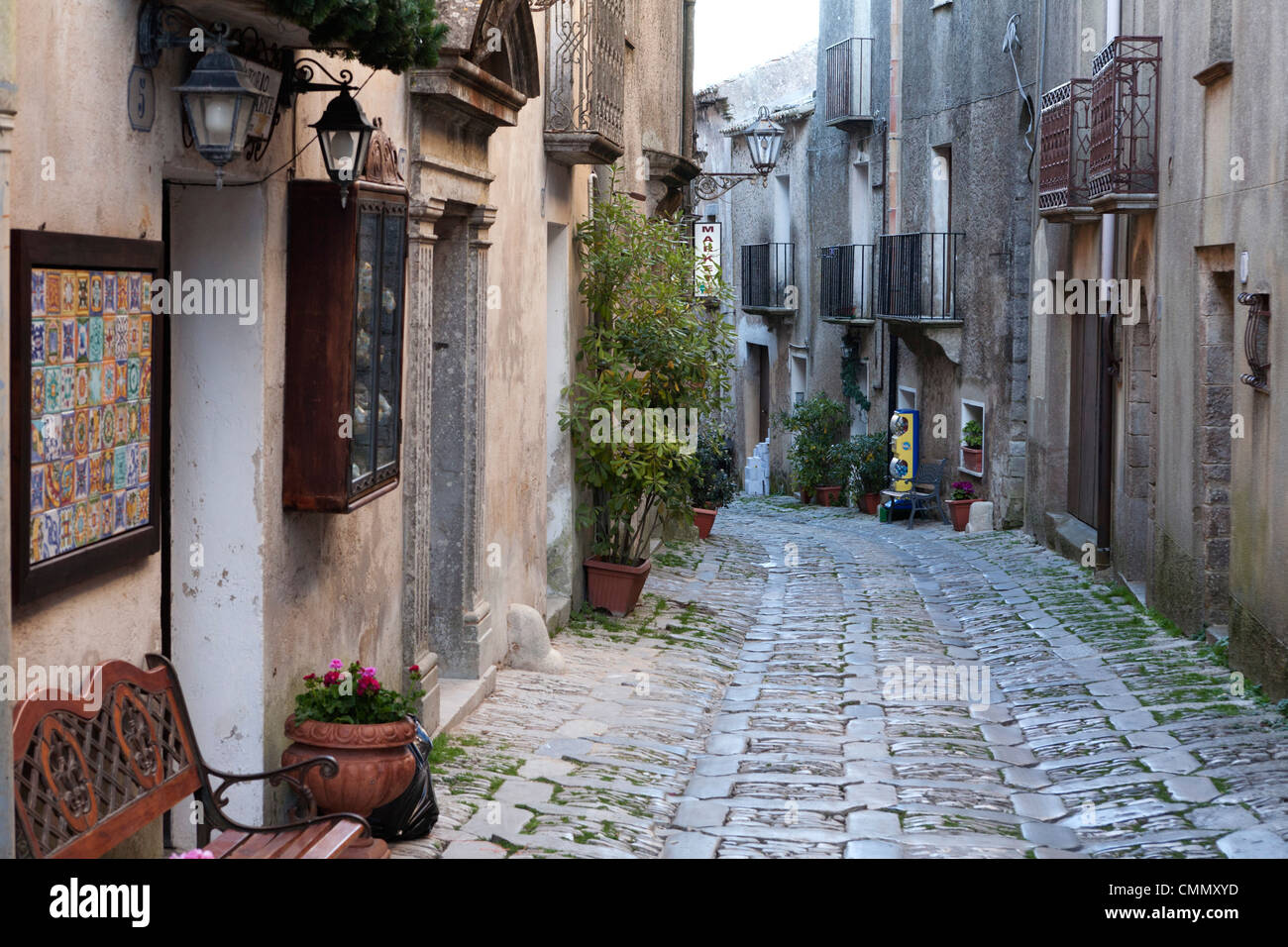 Ver abajo estrecha callejuela, Erice, Sicilia, Italia, Europa Foto de stock