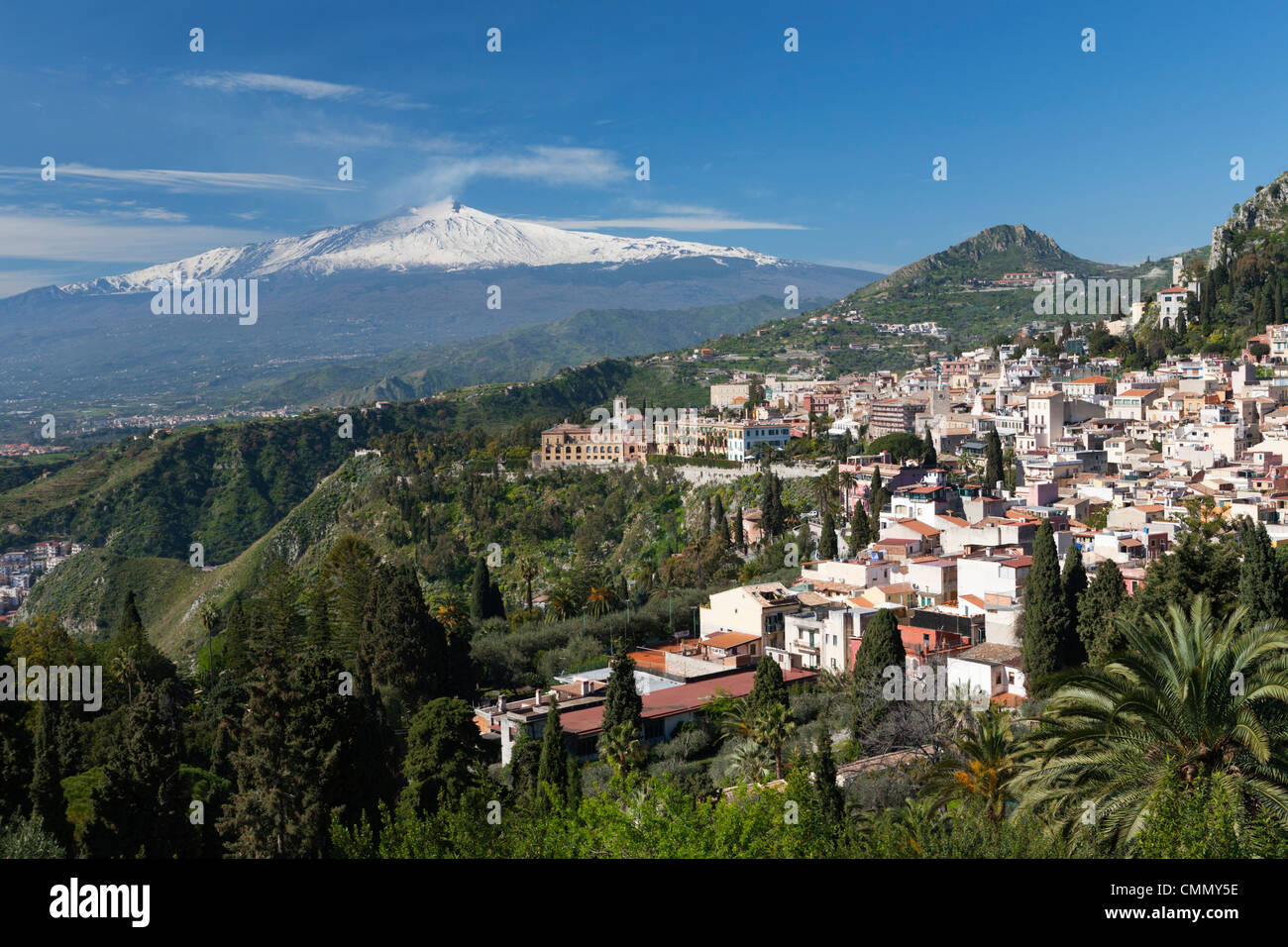 Vistas al Monte Etna y Taormina, Taormina, Sicilia, Italia, Europa Foto de stock