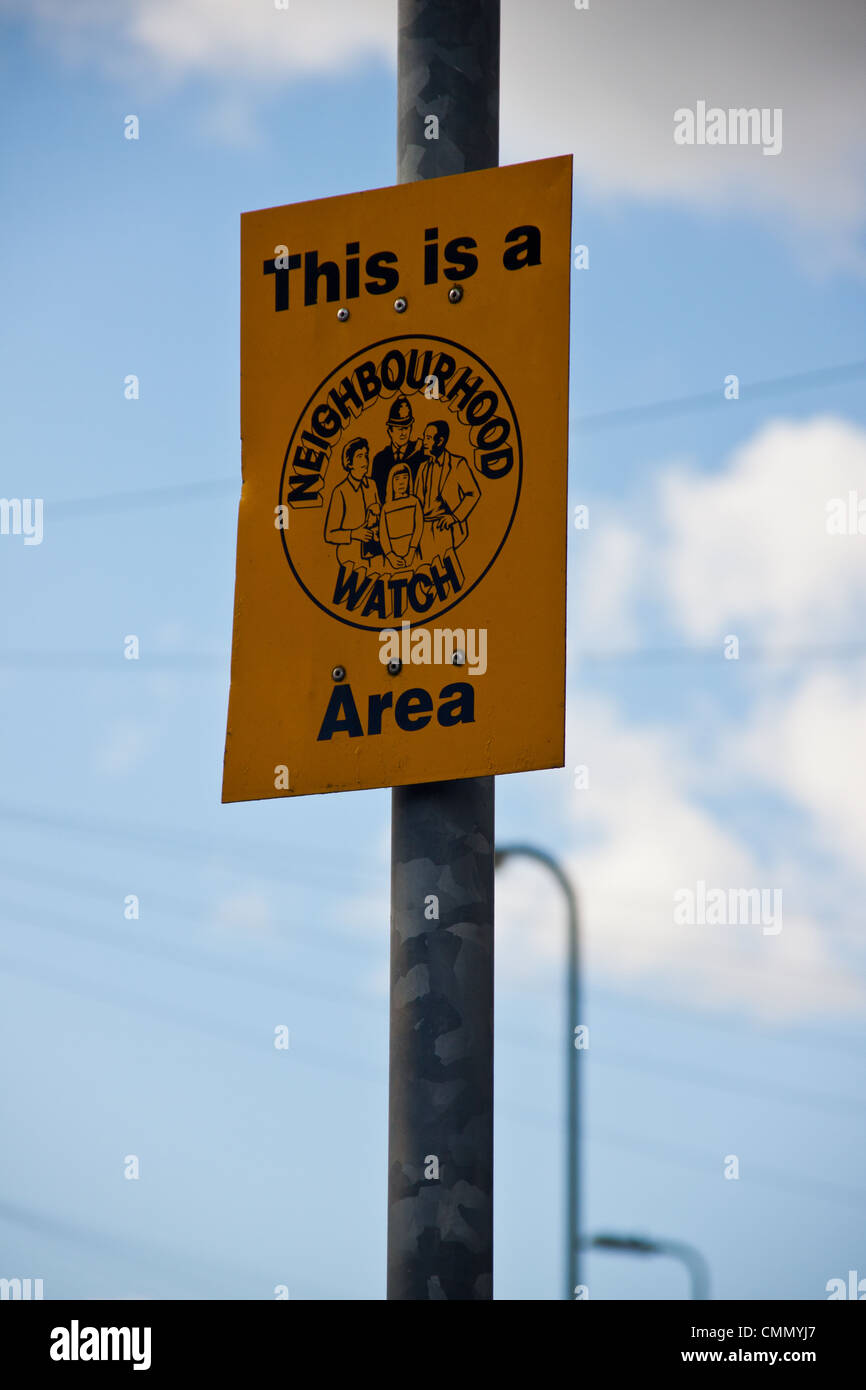 Este es un signo en el área de vigilancia vecinal en la calle lampost uk Foto de stock