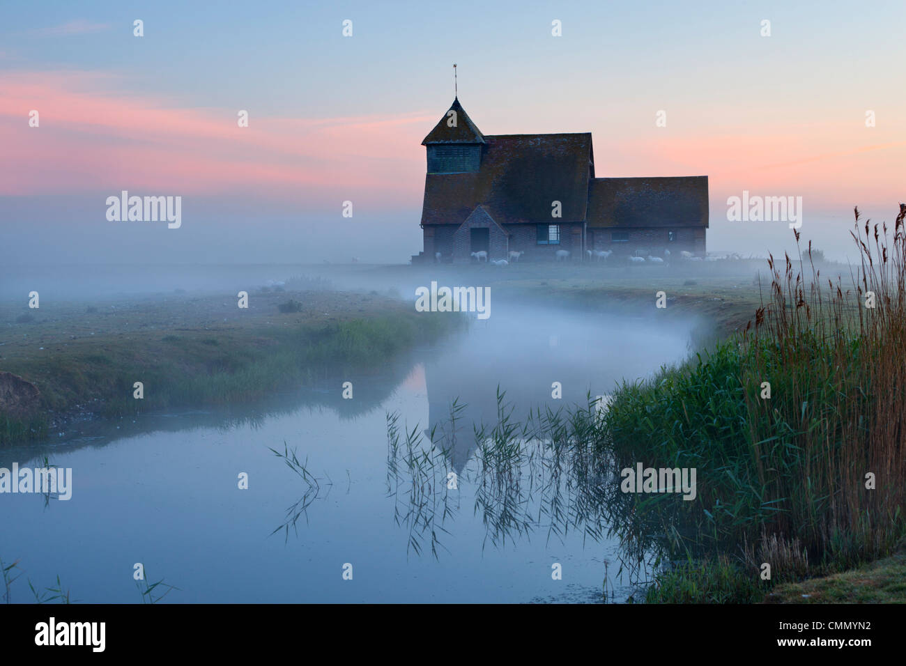 Fairfield iglesia en dawn mist, Romney Marsh, cerca de Rye, Kent, Inglaterra, Reino Unido, Europa Foto de stock