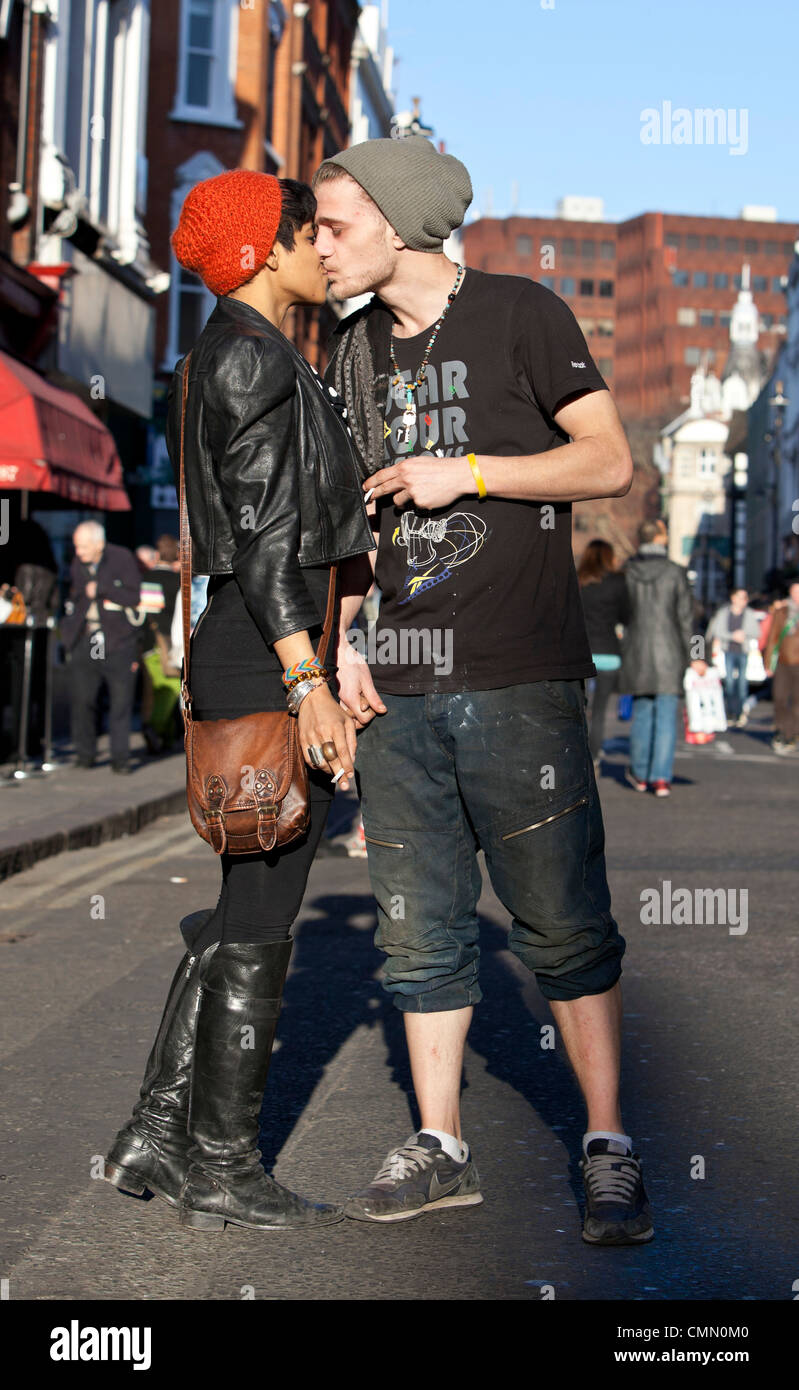 Una joven pareja interracial besando en la calle, Soho, Londres, Inglaterra, Reino Unido Foto de stock