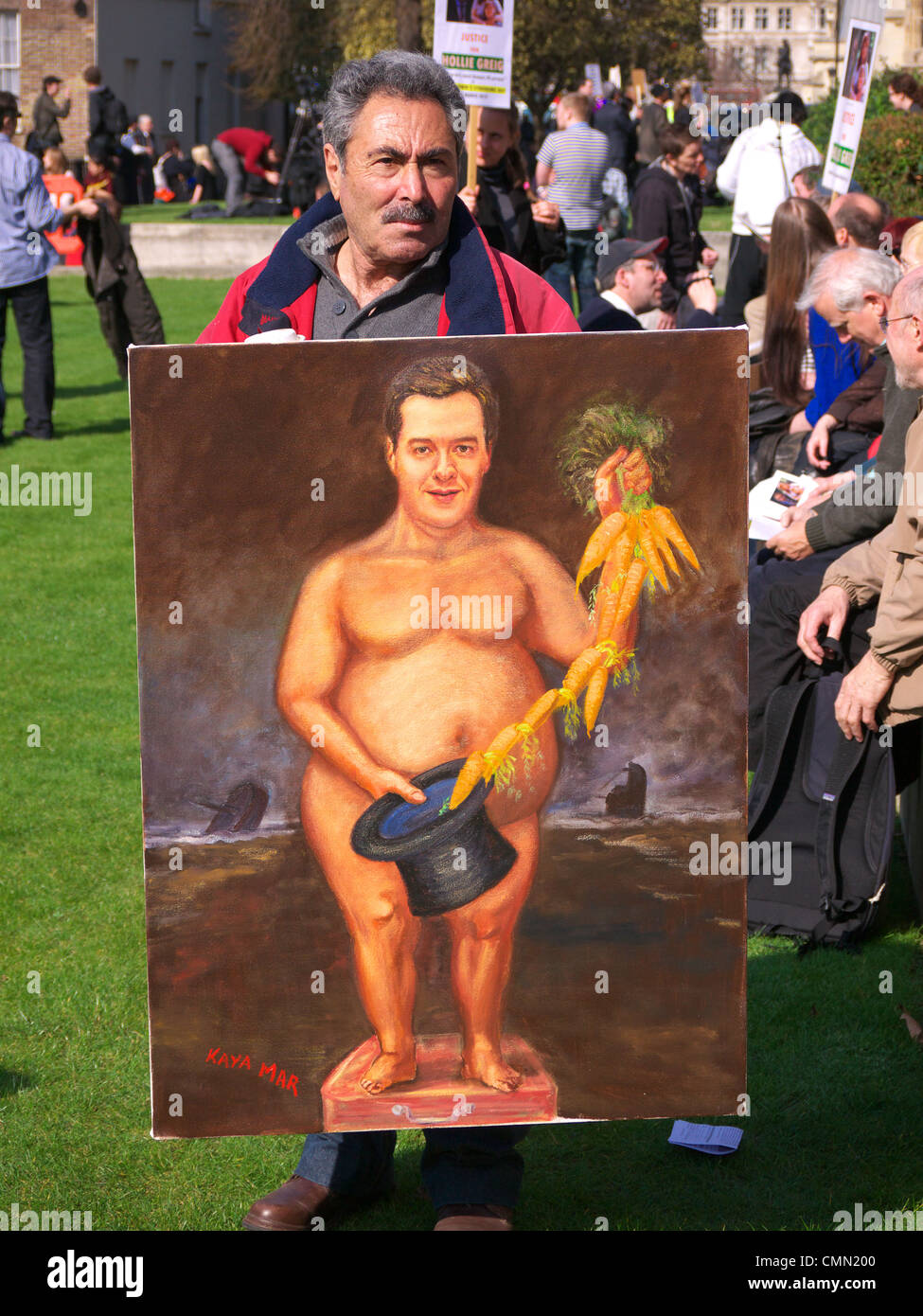 Artista Kaya Mar muestra una caricatura del Canciller George Osborne en un presupuesto día protesta en Londres Foto de stock