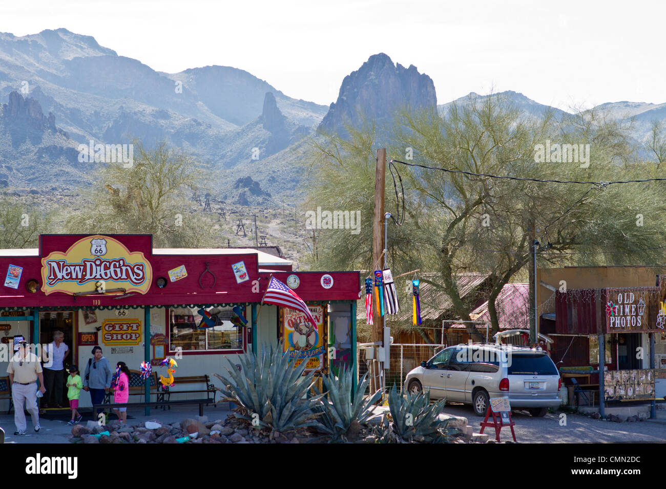 Oatman, Arizona, una antigua ciudad minera típica en el oeste de los Estados Unidos situada a lo largo de la histórica calle 66, ahora un destino turístico. Foto de stock