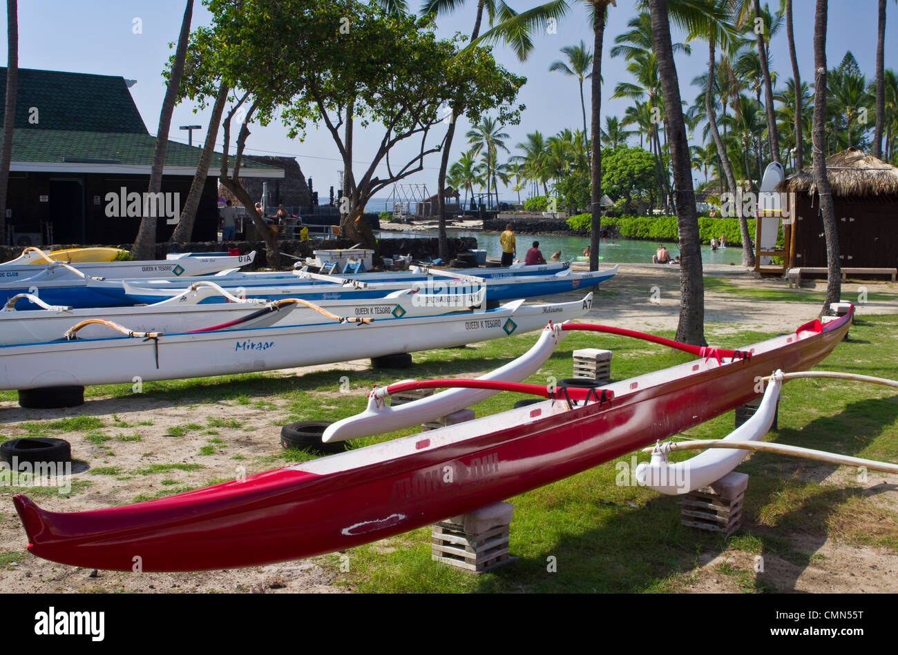 Ee.Uu., Hawai Kona. Canoas almacenados por Kamakahonu Beach Foto de stock