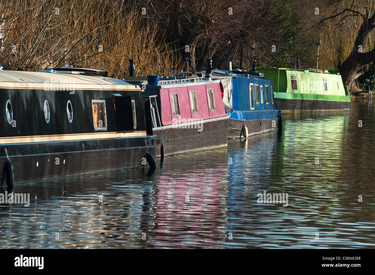 Los coloridos barcos reflexionando sobre el río Cam cerca de Cambridge, Cambridgeshire, Inglaterra. Foto de stock