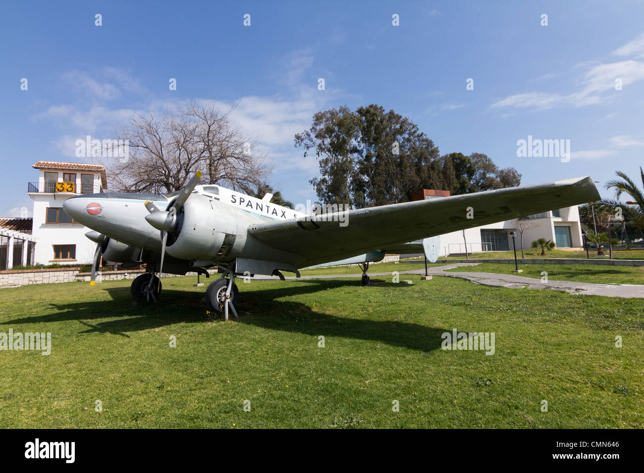 Viejo Beech 18 avión de aerolínea Spantax antiguas se muestra en el Museo Aeronáutico de Málaga, España Foto de stock